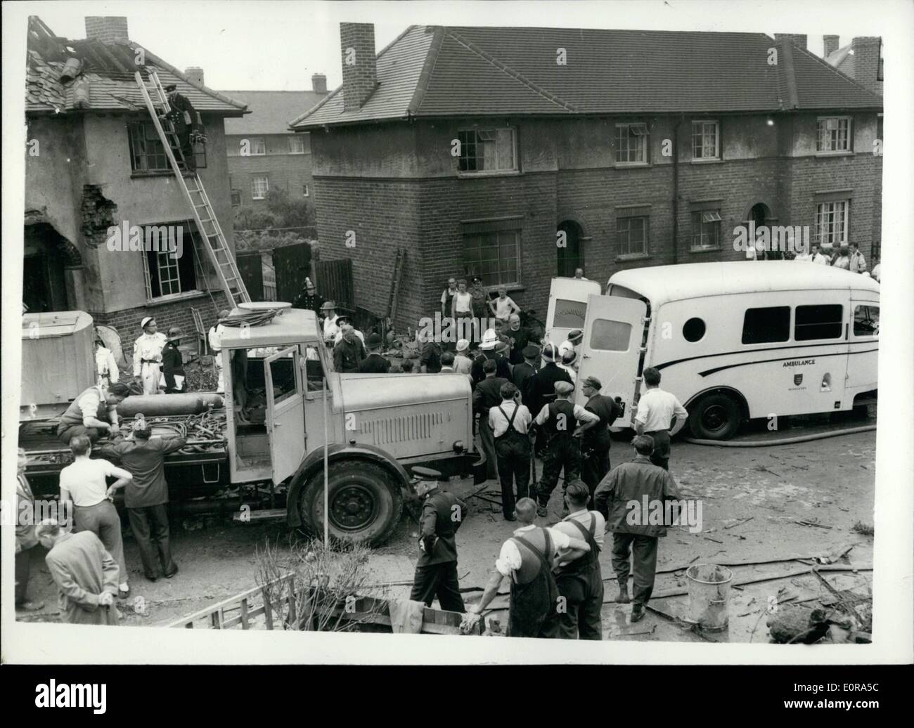 Sept. 09, 1958 - Viking Flugzeug stürzt auf die Häuser am Southall heute des Piloten findet in Krankenwagen.: acht Menschen - einschließlich der Besatzung von drei ihr Leben verloren, wenn ein Wikinger-Verkehrsflugzeug auf vier Häuser in Southall, Middlesex - heute abgestürzt. Foto Shws General anzeigen, wie der Körper des Piloten in einen Krankenwagen - nach der Katastrophe in Southall heute platziert wird. Stockfoto