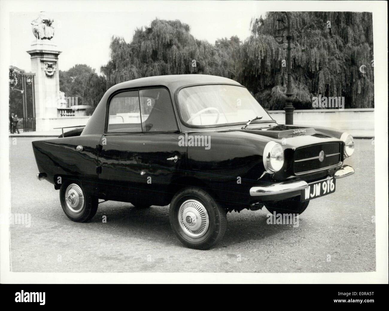 Sept. 10, 1958 - Einführung der '' Friskysport'' - britische Baby Auto - der neue '' Friskysport'' wurde anlässlich eines Empfangs in London heute morgen eingeführt... Produziert von Henry Wiesen Ltd - Tony Auto tut 60 Mpgalln und hat eine Geschwindigkeit von 60 km/h mit einem Villiers Zweitakt-Twin-Zylinder-Motor... Der Körper ist Constroted Harz verklebt Glas Faser-Keystone Fotoshows: - June Beckett Pf Kensington bewundert das neue Hardtop Friskysport - in London heute Morgen... Preis 499.7.0d. Inkl. PT Stockfoto