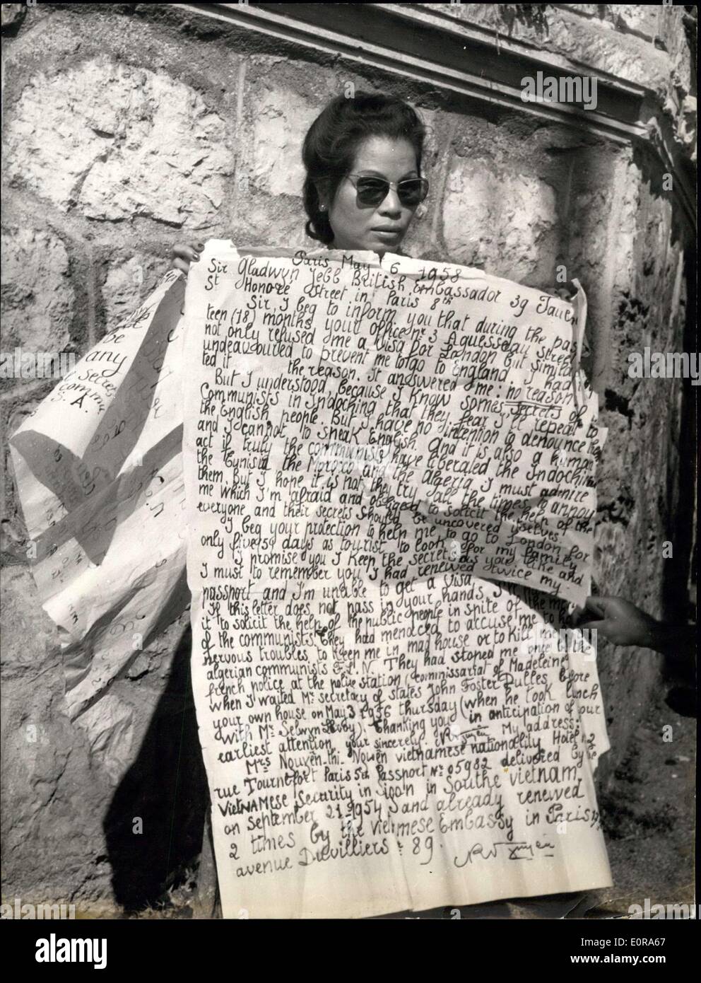 Sep 13, 1958 - Visum für England - sie Churchill - A Vietnamesen Mädchen mit Wohnsitz in Paris war, weigerte sich ihr Einreisevisum für England stellte einen pathetischen Appell an Sir Winston Churchill nach einem Ausflug zum Cap d ' AIL gestern anspricht. Sie ist hier zu sehen, vor dem Cap d ' AIL gestern. Sie ist hier zu sehen, in Feront der Cap d ' AIL Villa mit einem riesigen Plakat auf dem sie beschrieben im schlechten Englisch ihrer vergeblichen Versuchen ein Visum bei der Botschaft in Paris zu bekommen. Stockfoto