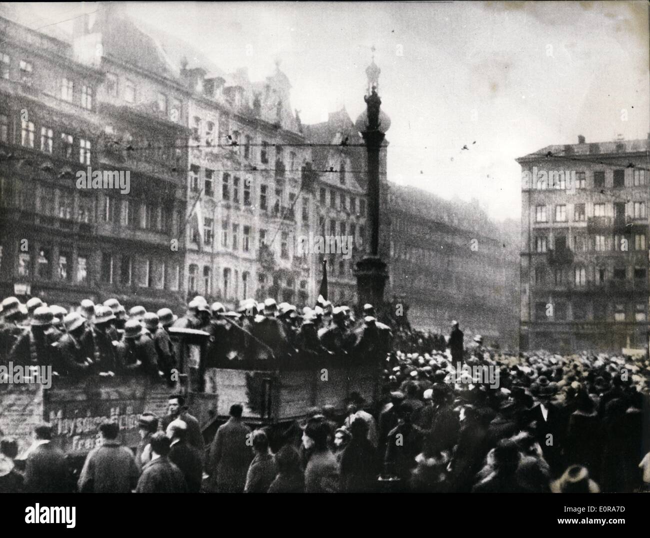 11. November 1958 - 9. November - Tag des deutschen Schicksals: am November 1958 der 35. Jahrestag auf dem Adolf Hitler den ersten Riot-Test endete mit dem Marsch, der "Feldherrnhalle" in München angeordnet werden. Foto zeigt einen LKW mit einem Hitler - Crew unter Massen von Menschen auf die Marien - Platz in München. Das Bild wurde am 9. November 1923 aufgenommen. Stockfoto