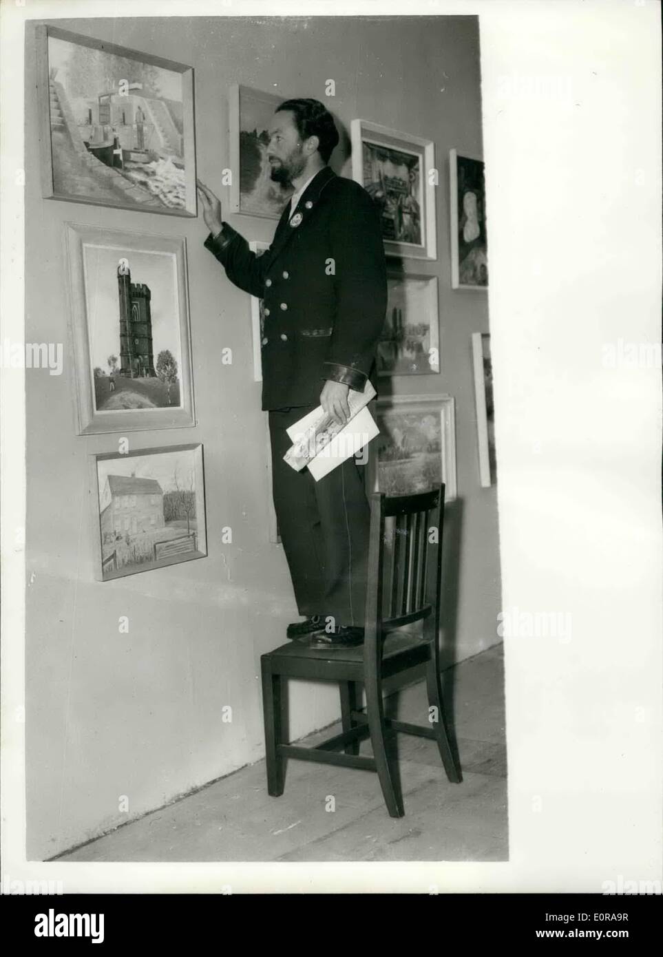 11. November 1958 - Jahresausstellung der Künstlergruppe London Transport. Kein '' stehend Embargo'' hier. Foto zeigt Herr L.J. Hind einen Busfahrer aus West Drayton steht auf einem Stuhl seiner Malerei '' in den Schleusen '' auf der Anuual Ausstellung der Kunst-Transportgruppe der London Charing Cross u-Bahnstation Vormittag anzeigen. Stockfoto