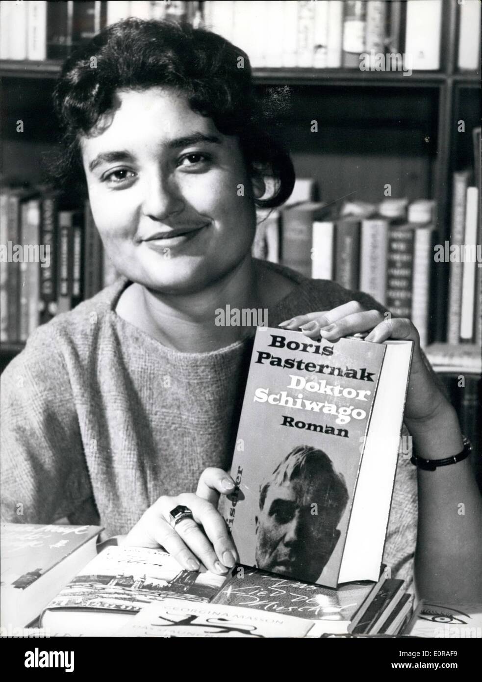 11. November 1958 - Dr. Schiwago: Bestseller November? Nach einer langen Zeit des Wartens ist der deutsche Leser jetzt in der Lage, das berühmte Buch der diesjährige Nobelpreis Gewinner Boris Pasternak (Russland) in Buchhandlungen und Geschäften zu kaufen. Es wird erwartet, dass die erste Lieferung des Buches zu den Geschäften auf einmal verkauft werden. Stockfoto