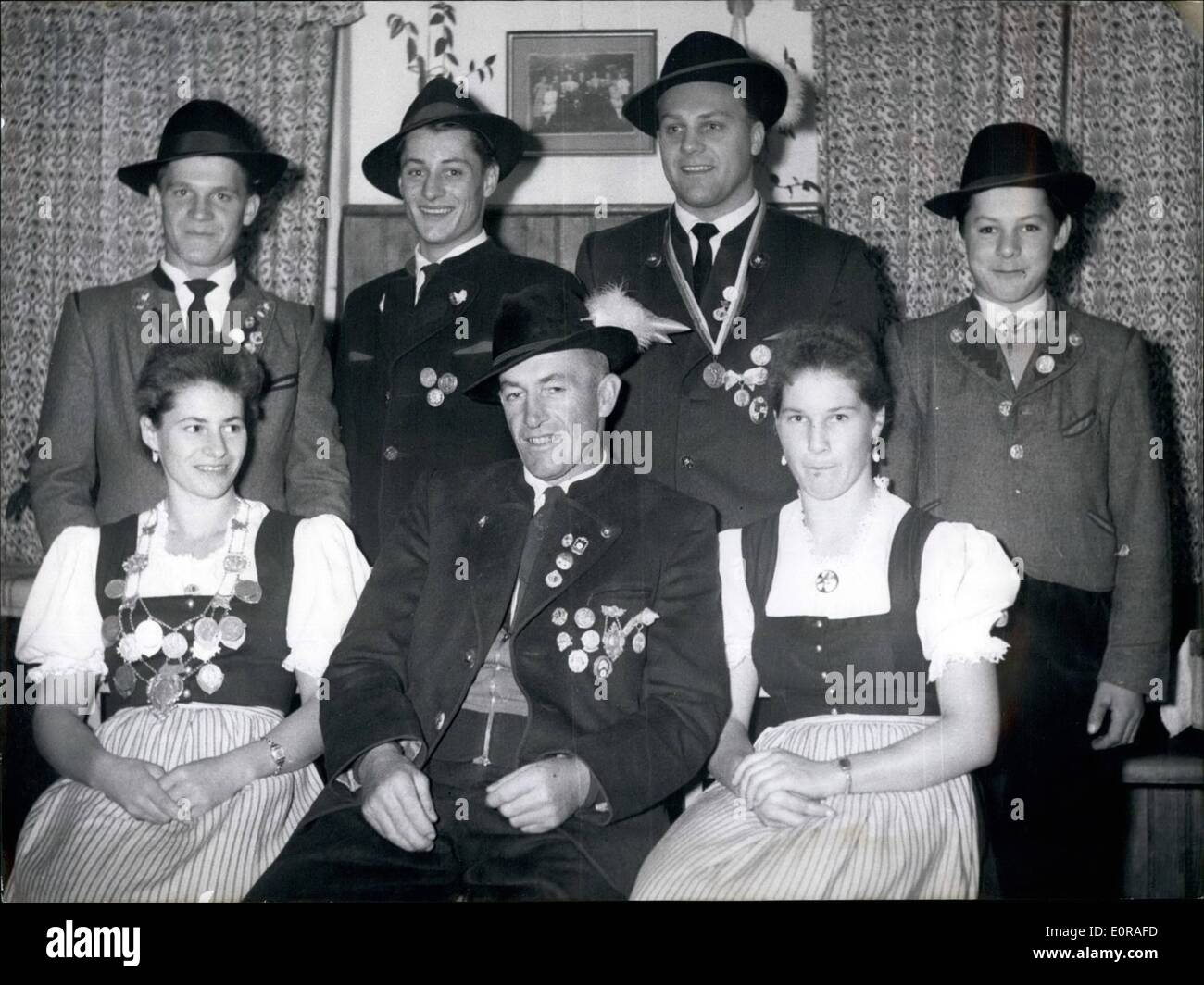 11. November 1958 - immer trifft der Markus sind die Familie von dem Landwirt Jakob Haider in Immelstetten/Swabonia. Vater, Töchter und Söhne wissen, wie man eine Waffe richtig zu nutzen. Bei der '' He und She'' Konkurrenz der deutschen Scharfschützen nur Familien aufgenommen wurden, wurde die Familie Haider die beste Familie der Sportschützen in Deutschland mit 546 Hits. Sieben Mal innerhalb von vier Jahren wurde diese Ehre der Familie ausgezeichnet. Der letzte Triumph gewann eine Tochter, als sie Königin von Handwerkern wurde. Die Familie hat 58 Wettbewerbe gewonnen und war in der Lage, mehr als 300 Preise erhalten Stockfoto