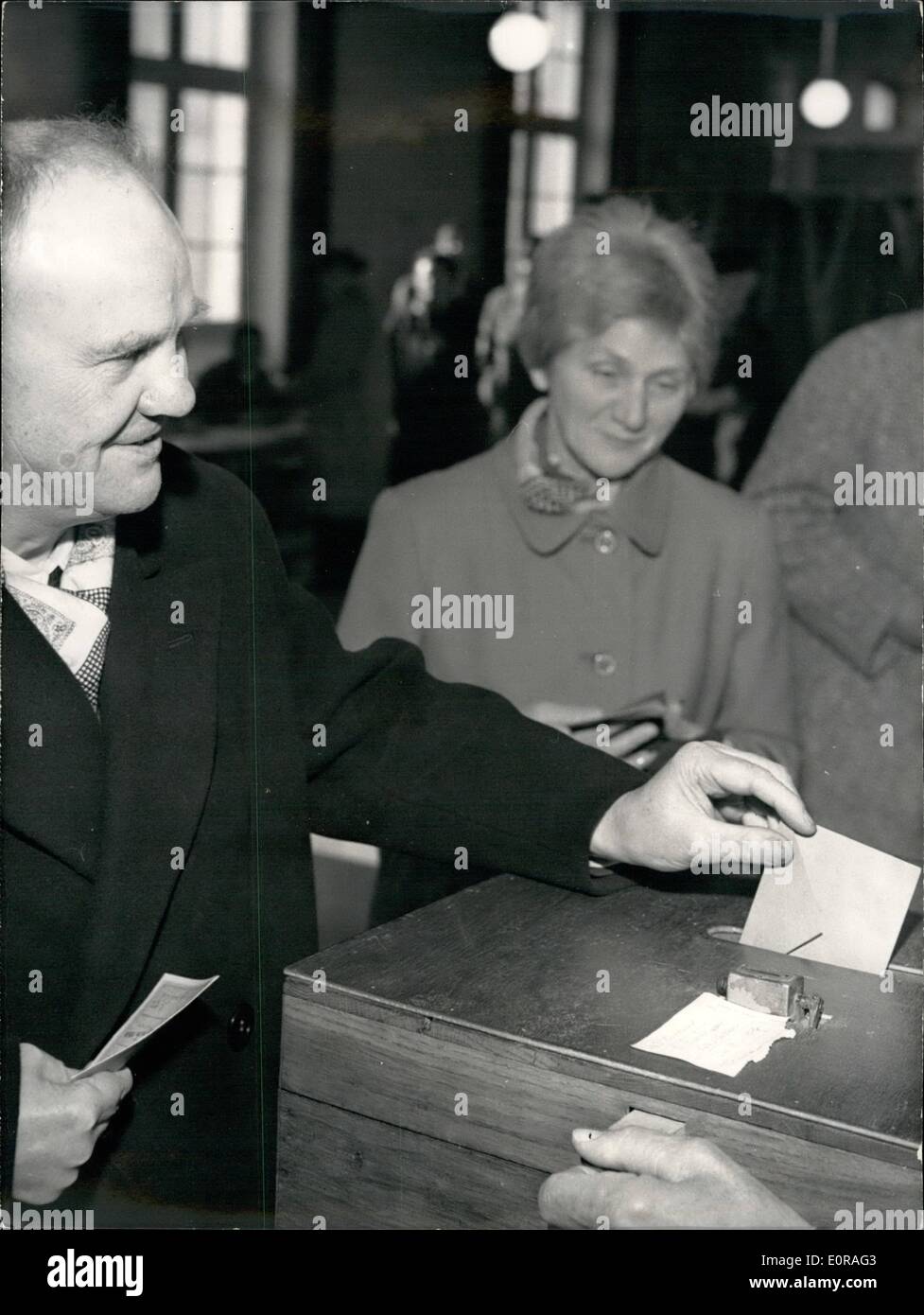 11. November 1958 - allgemeine Wahlen für die neue Baugruppe fanden in Frankreich heute: Maurice Thorez, französischer kommunistischer Führer, Abstimmung in Choisy Le Roi in Theparis Vororten, heute Morgen. Stockfoto