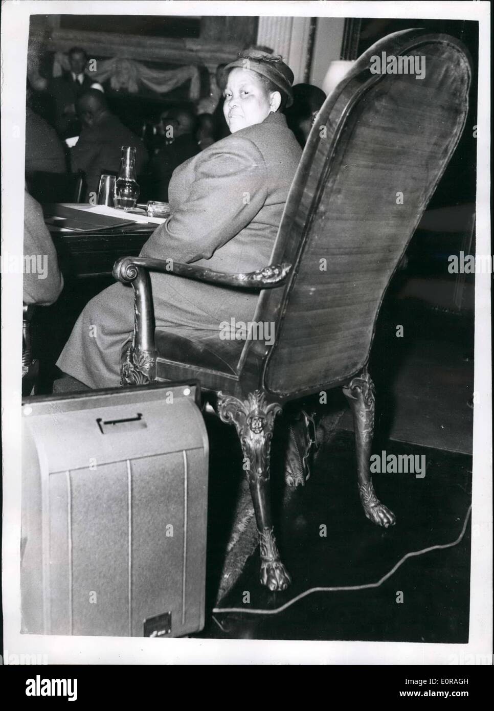 11. November 1958 - Eröffnung der Basutoland-Gespräche: Der Staatssekretär für Commonwealth-Beziehungen, Lord Home, eröffnete heute Morgen seine Diskussion mit einer Delegation des Bsutoland-Rates im Ratszimmer des Commonwealth-Relations-Büros. Die Bas und Delegation besteht aus den Häuptlingen George Bereng, elebone be, Hopeli Jonathan, Leabua Jonathan, Samuel Matate und Professor D.V. Cowen. Foto zeigt: Chieftainess Mantsebo Sessiso, O.B.E Stockfoto