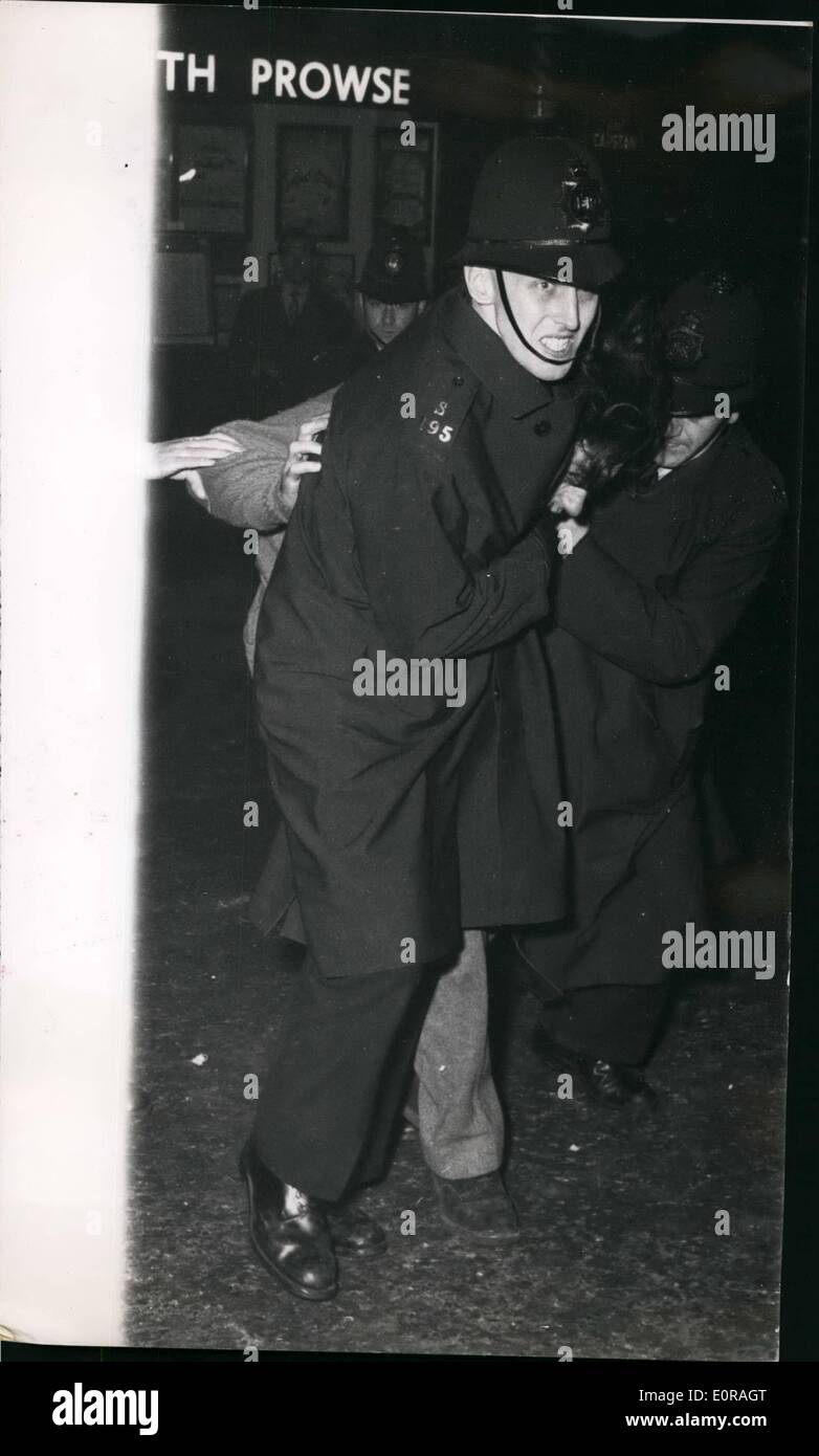 11. November 1958 - 110 Feuerwerk Randalierer in London verhaftet. Trafalgar Square Schlacht mit der Polizei: mehr als 90 Jugendliche und Mädchen wurden gestern Abend nach einem Guy Fawkes-Aufstand auf dem Trafalgar Square, festgenommen, als Teenager, Teddy Boys, schreien und Studenten, trotzte ein Verbot von Feuerwerk. Polizei mit verbundenen Armen geräumt Platz, während montierten Männer, Reiten Steigbügel, Steigbügel, Northumberland Avenue, erweiterte zwingen die kreischende Menge auf dem Damm. Böller geworfen wurden, unter den Pferden und Polizei Frosch marschierten die verhafteten Menschen. Zehn Verletzte Personen wurden im Krankenhaus behandelt. Stockfoto