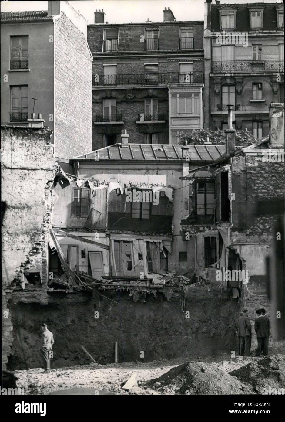 Sep 25, 1958-zwei Geschichte Haus zusammenbricht: ein Alter Mann und zwei Kinder schwer verletzt ein altes zweistöckiges Gebäude eingestürzt in der Stockfoto