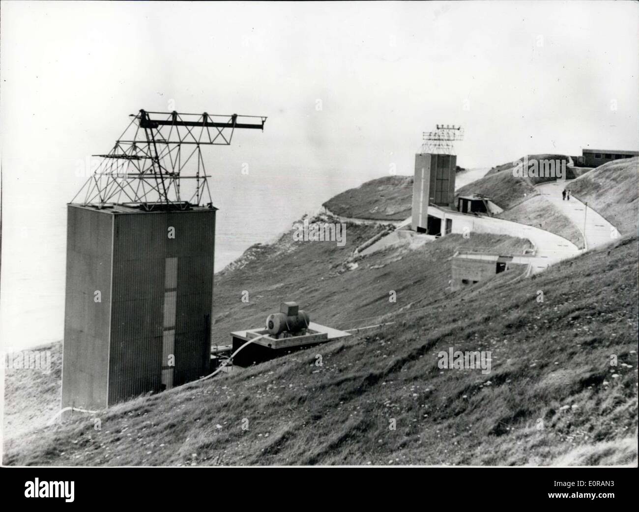 3. Oktober 1958 - The High ab Rocket Test Site auf Isle Of Wight: Während viele Sicherheitsvorkehrungen Surroung Black Knight-Projekt noch, ein Einblick in die Arbeit des britischen Rakete, die vor kurzem eine Höhe von mehr als 300 Meilen in Australien erreicht, bei einem Besuch in der SaundersRoe Rakete Testsite an Highdown auf der Isle Of Wight gewonnen wurde. Es ist hier, dass sie ihre statischen Brand Website testen, die fast identisch mit der Woomera Installation ist wo die full-Flight-Studien durchgeführt werden Stockfoto 3. Oktober 1958 - The High ab Rocket Test Site auf Isle Of Wight: Während viele Sicherheitsvorkehrungen Surroung Black Knight-Projekt noch, ein Einblick in die Arbeit des britischen Rakete, die vor kurzem eine Höhe von mehr als 300 Meilen in Australien erreicht, bei einem Besuch in der SaundersRoe Rakete Testsite an Highdown auf der Isle Of Wight gewonnen wurde. Es ist hier, dass sie ihre statischen Brand Website testen, die fast identisch mit der Woomera Installation ist wo die full-Flight-Studien durchgeführt werden Stockfoto