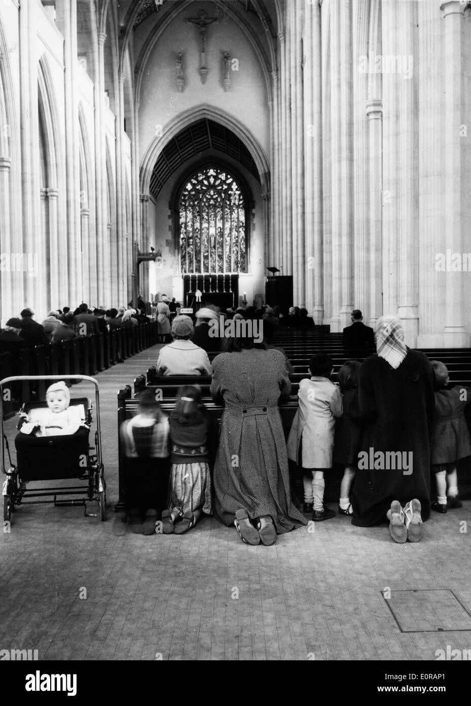 Gemeindemitglieder zu beten, für den Tod von Papst Pius XII Stockfoto