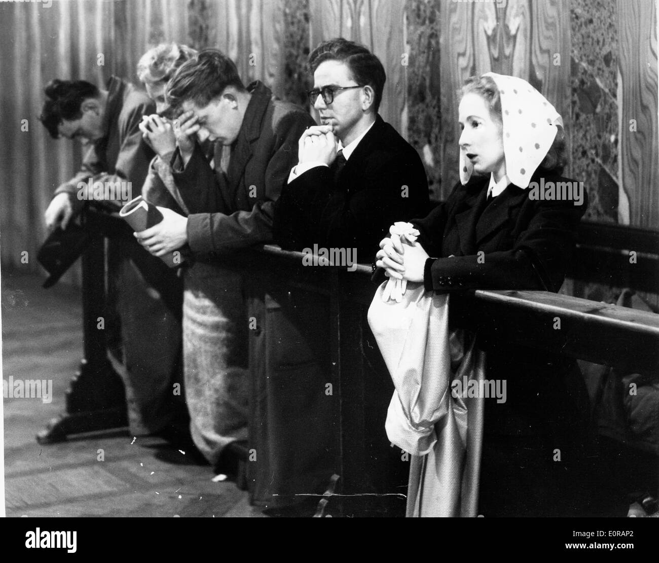 Gemeindemitglieder zu beten, für den Tod von Papst Pius XII Stockfoto