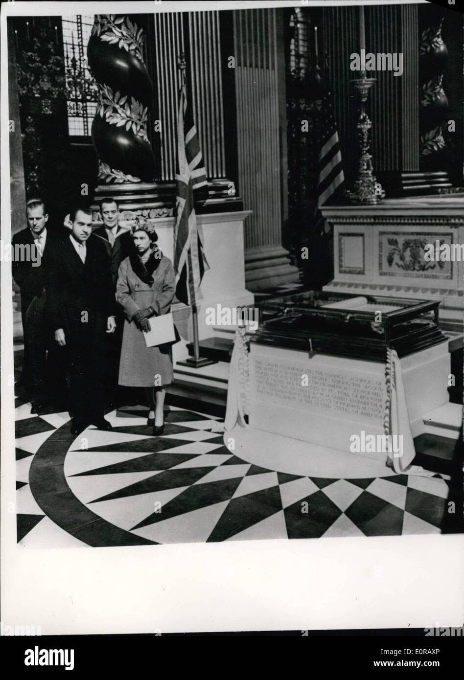 11. November 1958 - präsentiert American Memorial Kapelle St. Pauls Queen Ehrenrolle. Foto zeigt HM The Queen präsentiert die Gedenkstätte und das Roll Of Honour 28.000 amerikanische Soldaten, die im zweiten Weltkrieg, während in Großbritannien während der Zeremonien widmen die American Memorial Chapel in der St. Pauls Kathedrale heute getötet wurden. Stockfoto