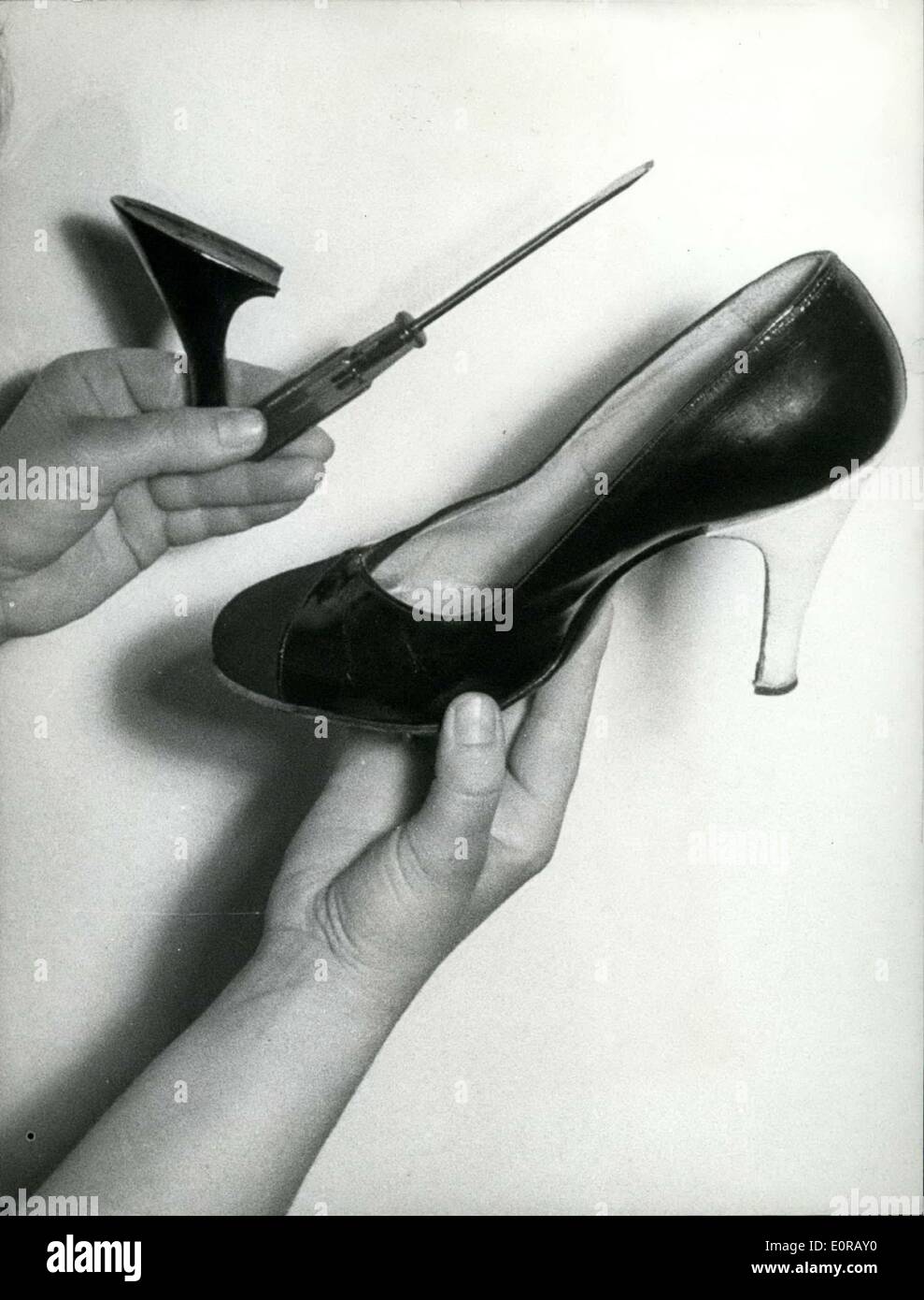 9. Oktober 1958 - Heels in allen Farben ändern: sind die letzte Neuheit der Schuhmode. Die Damen können leicht die Heels tragen. Stockfoto