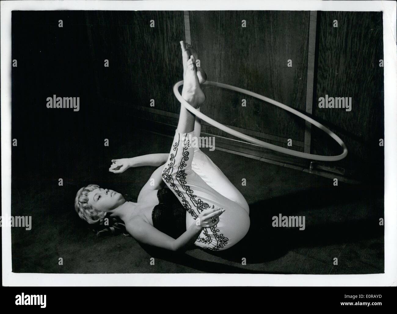 10. Oktober 1958 - The Supa Hoopa Begeisterung kommt nach Großbritannien: The Supa Hoopa Verrücktheit, zunächst Amerika und dann den Kontinent gefegt, hat nach Großbritannien kommen. Der amerikanische Champion hält ein Reifen Swingens 3.000-Mal. Es soll ein sehr guter Weg, um schlank zu werden. Schauspielerin Jose Boulton ist gesehen gestern in London zeigen. Jose, hat eine 36-23-36 Figur, sagt: es hält mich schlank, so habe ich nicht mehr Diät. Stockfoto