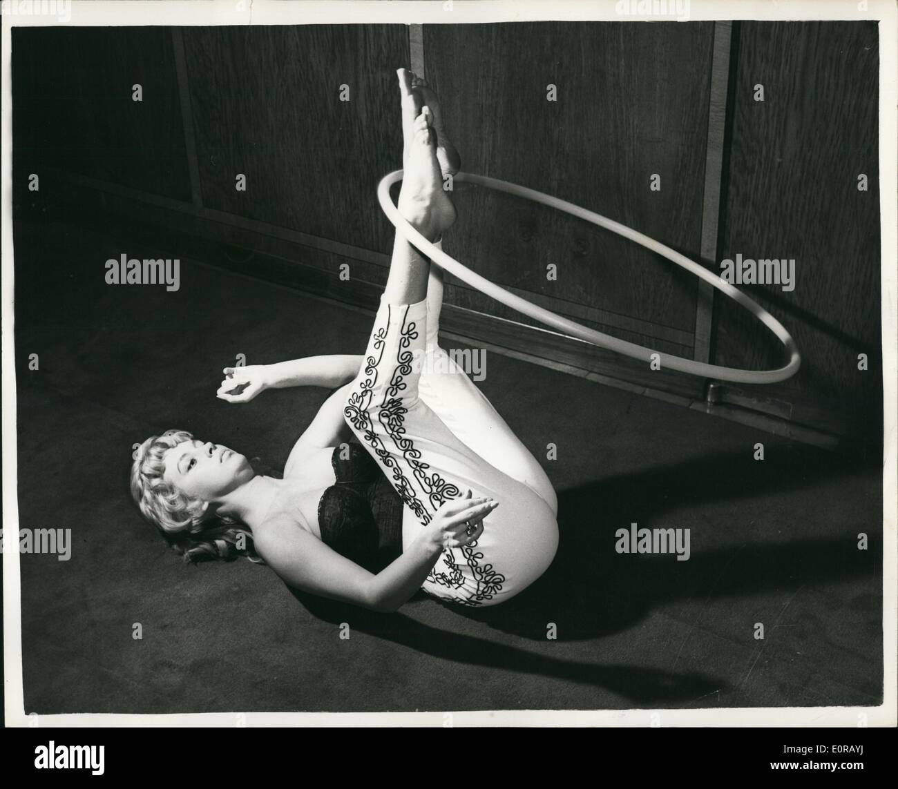 10. Oktober 1958 - The Supa Hoopa Craze kommt nach Großbritannien: The Supa Hoopa Verrücktheit, zunächst Amerika und dann den Kontinent gefegt, hat nach Großbritannien kommen. Der amerikanische Champion hält ein Reifen Swingens 3.000-Mal. Es soll ein sehr guter Weg, um schlank zu werden. Schauspielerin Jose Boulton ist gesehen gestern in London zeigen. Jose, hat eine 36-23-36 Figur, sagt. "Es hält mich schlank, so dass eine Diät nicht mehr habe ich nicht" Stockfoto