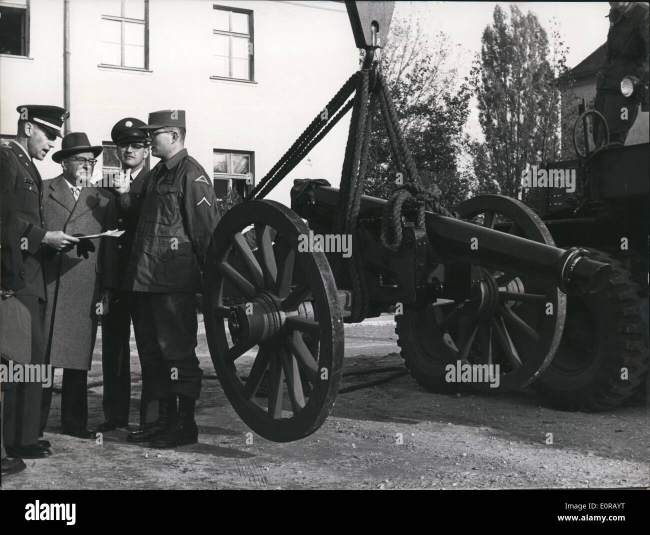 10. Oktober 1958 - eine Waffe des 18. Jahrhunderts fit für das Museum: lieferte die US-Soldaten der Signal-Schule, die bis jetzt in der Gneisenau-Camp in Ansabach stationiert war am 30. Oktober 58, der Sicherheits-Manager Ernst Hick aus Hof an der Saale. Das alte Gewehr war unter dem Schutz von Ernst Hick, der der Kommandant dieses Lagers während des zweiten Weltkrieges gewesen war. Der Sicherheits-Manager von heute Herr Stockfoto