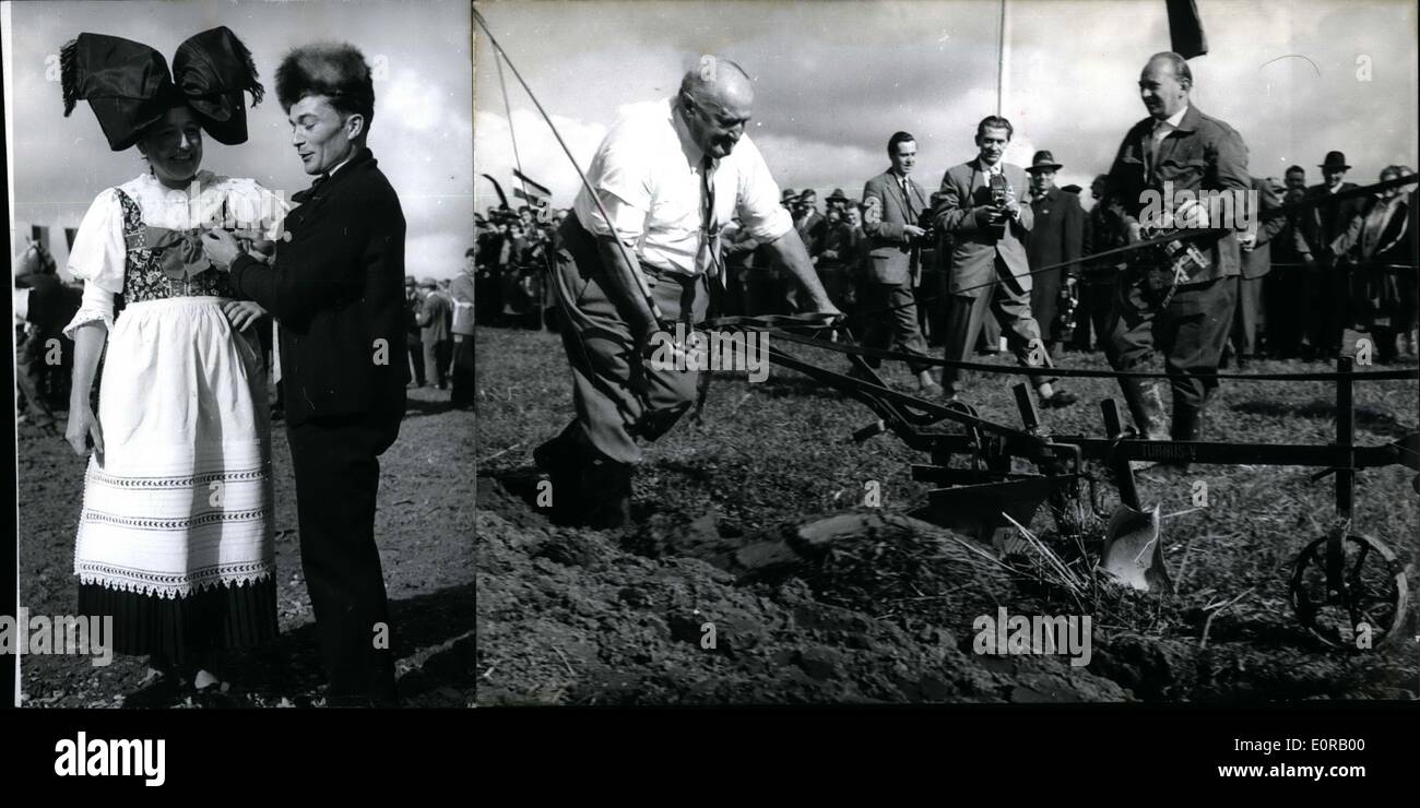 10. Oktober 1958 - die Meisterschaft im Pflügen: die Meisterschaft im Pflügen Willen geschehen am 3. Okt. und 4. in Stuttgart-Hohenheim. Am Tag vor der Meisterschaft die Sekretärin in Angelegenheiten der Landwirtschaft des Landes zog Kuerttemberg Baden Mr Leibrich erlebt die erste Furche. Zuschauer aus allen Ländern kamen in ihrem Hause Kleid. Hier ein paar aus dem Hanauer Land (Kehl) Stockfoto