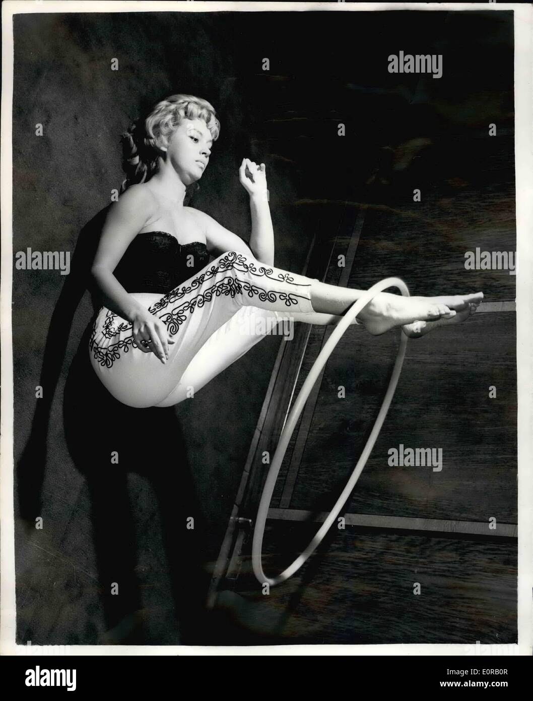 10. Oktober 1958 - The Supa Hoopa Begeisterung kommt nach Großbritannien: The Supa Hoopa Craze, die zunächst Amerika und dann den Kontinent gekehrt nach Großbritannien gekommen. der amerikanische Champion hält ein Reifen Swingens 3.000-Mal. Es soll ein sehr guter Weg, um schlank zu werden. Schauspielerin Jose Boulton ist gesehen gestern in London zeigen. Jose, hat eine 36-23-36 Figur sagt: '' es hält mich schlank, so habe ich keine Diät mehr " Stockfoto