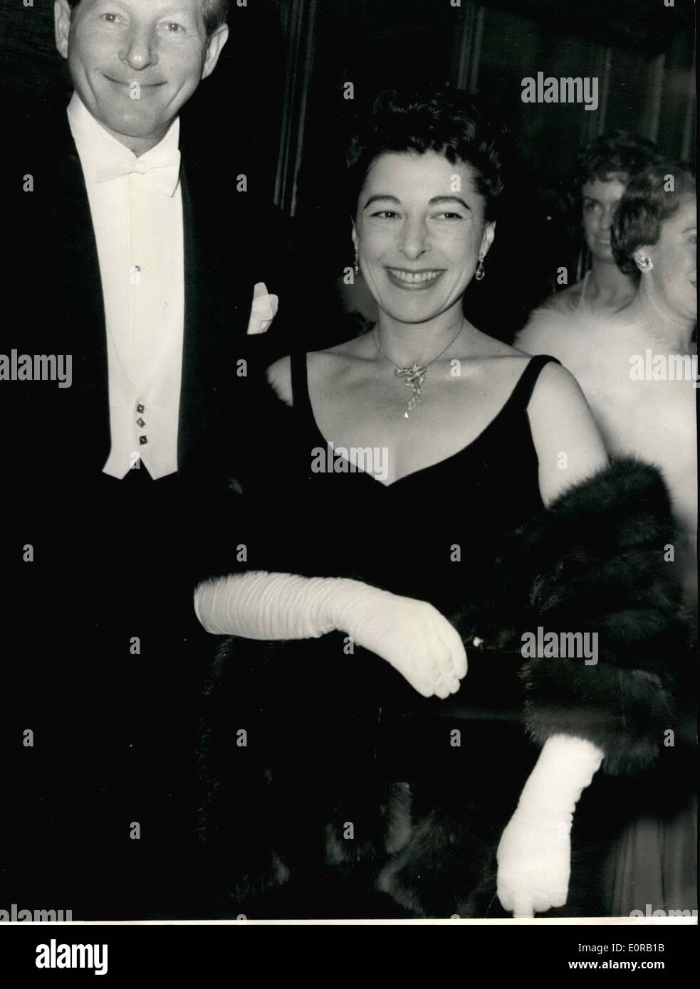 10. Oktober 1958 - Königin besucht Film Premiere Danny Kaye angekommen - HM THE QUEEN besuchte die PREMIERE dieser Abend in THE ODEON LEICESTER statt - der '' ME und THE COLONEL'' BIPPA Foto zeigt:-DANKU KAYE und seine Frau (Sylvia Fine) kommt für die Premiere heute Abend. Stockfoto