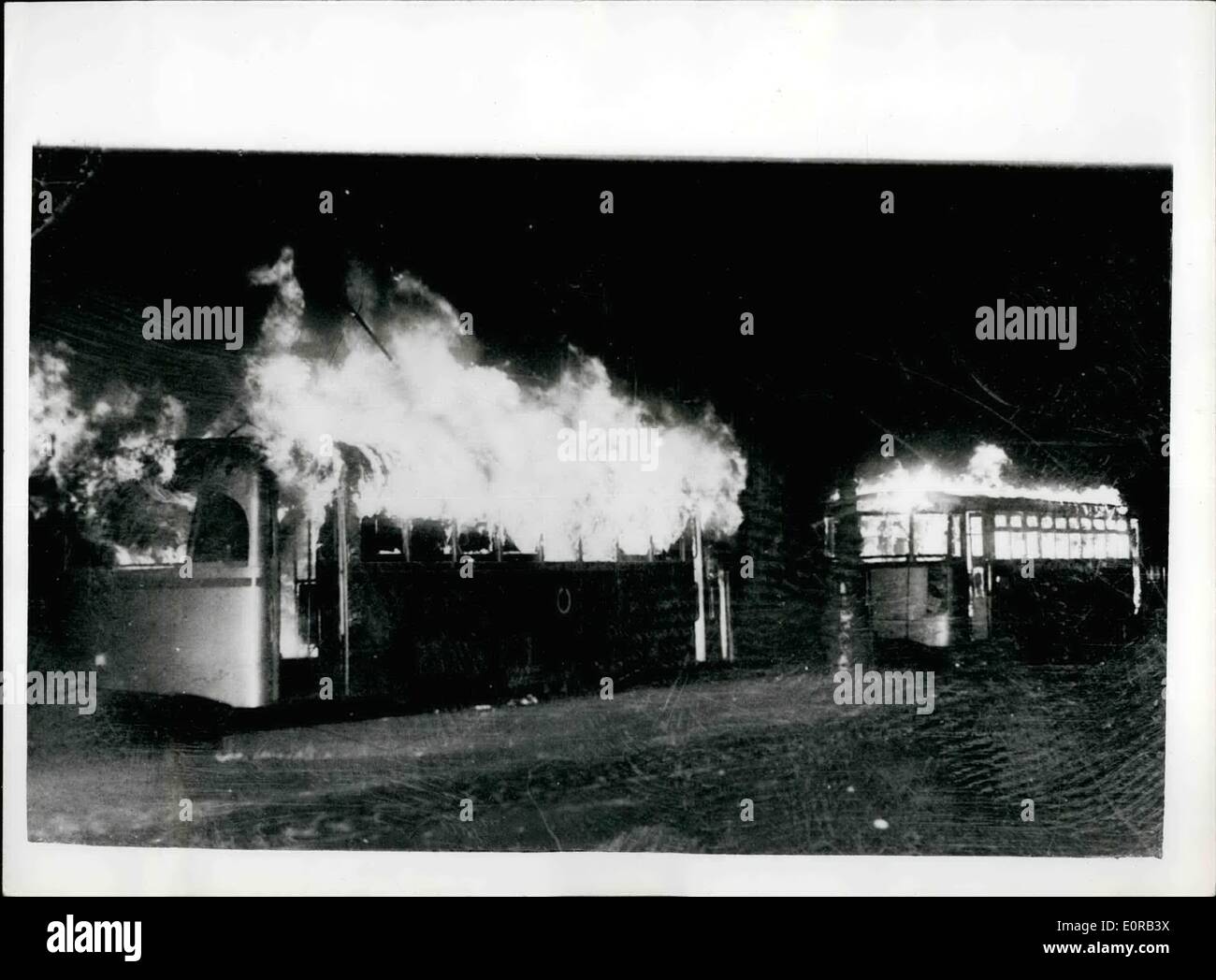 10. Oktober 1958 - zeigen sie ihre '' gegenüber '' der peronistischen Regime - In Buenos Aires, durch das Verbrennen der Straßenbahnen: 17. Oktober. -die Stockfoto
