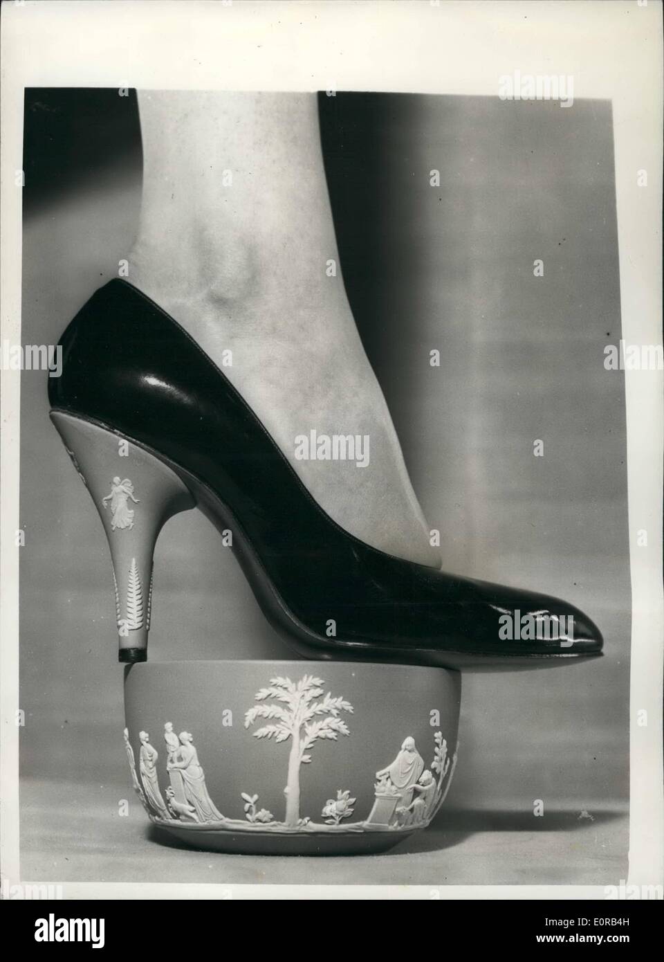 10. Oktober 1958 - Frühling Schuhe von Rayne. Die '' Wedgewood''-Kollektion für den Export: Herr Edward Rayne der berühmten Londoner Schuhdesigner hat nennt er seine '' Wedgwood''-Sammlung für den Exportmarkt für Frühjahr 1959 produziert. Speziell für den amerikanischen und kanadischen Markt bestimmt haben die Fersen traditionelle Wedgwood-Design in blau und grün mit Camec Zierleisten in blau-grün und schwarz. Das Foto zeigt eine schwarze Pumps mit hohen Absätzen verziert mit dem traditionellen Wedgwood-Design im Einklang mit der Schüssel. Herr Rayne ist diese Sammlung nach New York noch in dieser Woche statt. Stockfoto