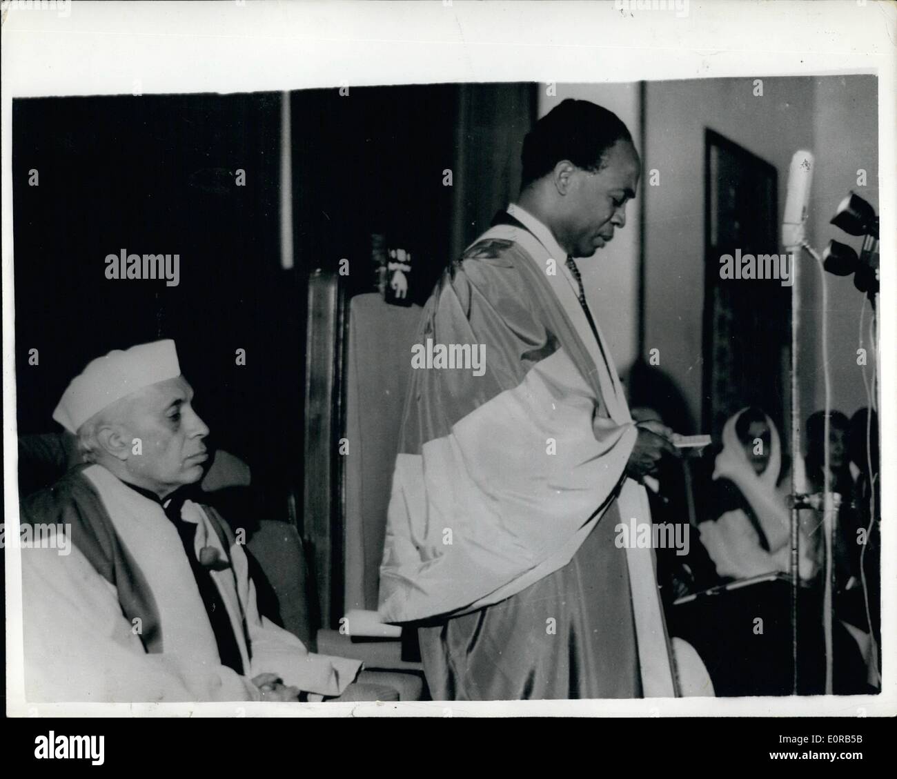 12. Dezember 1958 - Ghanas Ministerpräsident besucht Indien erhält Ehrendoktorwürde: Dr. Kwame Nkrumah, Premierminister von Ghana, erhielt die Ehrendoktorwürde der Doctor of Letters von Dr. Radhakrishnan, Vice President of India, um eine besondere Versammlung der Delhi Universität, während seines Besuchs in New Delhi. Foto zeigt Dr. Kwame Nkuramah, der Premierminister von Ghana, Adressen der besonderen Einberufung der Delhi University, nachdem er die Ehrendoktorwürde der Doctor of Letters verliehen worden war. Hinter ihm sitzt Herr Nehru, Indiens Premierminister. Stockfoto