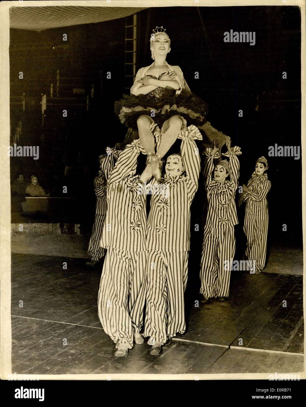 14. Dezember 1958 - Nadia-The Zirkus Königin Ballerina probt Eingabe Anena im Zustand: Nadia Nerina, 23 jährige Ballerine gewählt, bevor die Königin am Bertram Mills Circus am 8. Dezember zu tanzen... Sie war sein Proben bei Olympia heute Morgen gesehen. Foto zeigt Nadia Nerina erfolgt in der Arena in Zustand von den Clowns-für die '' Clowns und Tänzerin '' Probe heute. Stockfoto
