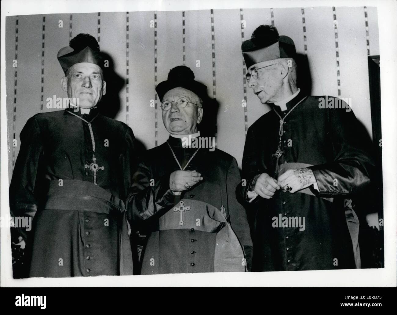 16. Dezember 1958 - 16.12.58 Wahl von dreiundzwanzig neue Kardinäle im Vatikan. Die dreiundzwanzig neue Kardinäle bei der geheimen Konsistorium gewählten erhielt einen Brief vom Vatikan offiziell in dem Papst John XXIII verkündete sie als gewählt worden. Die neuen Kardinäle werden am 18. Dezember während einer öffentlichen Konsistorium geweiht. Keystone-Foto zeigt: Drei der neuen Kardinäle in Rom gestern. Sie sind L-r: Richard Cushing (USA); F.Cicognani (Italienisch) und John O'Hara (USA) Stockfoto