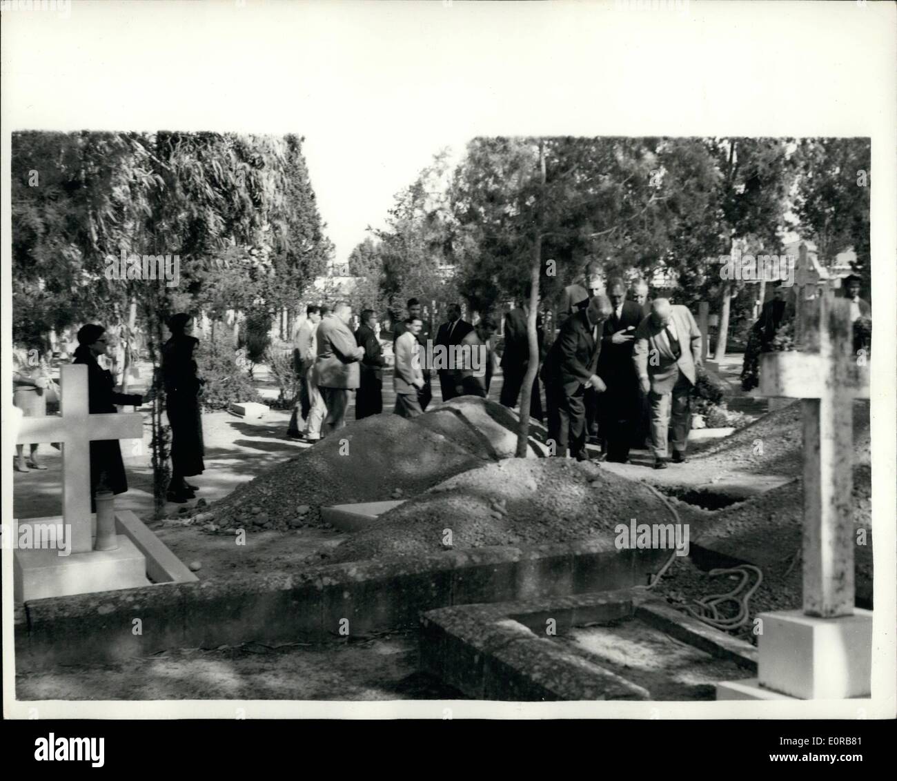 11. November 1958 - Beerdigung von siebzig Jahre alten Briten ermordet in Nikosia; Führenden britischen Bewohner nahmen an der Beerdigung in Nikosia der siebziger Jahre alten Mr. Charles Woods, die am Montag von einem Amokläufer erschossen wurde. Foto zeigt Herr A.R. Spinney (Extreme Rechte) dessen Tochter Elisabeth heiratete den Sohn von Feldmarschall Sir William Slim, und wer war der Gründer des Vereins britischen Bewohner in Zypern - ein letzter Tropfen Tribut in das Grab auf der linken Seite ist die Witwe. Stockfoto