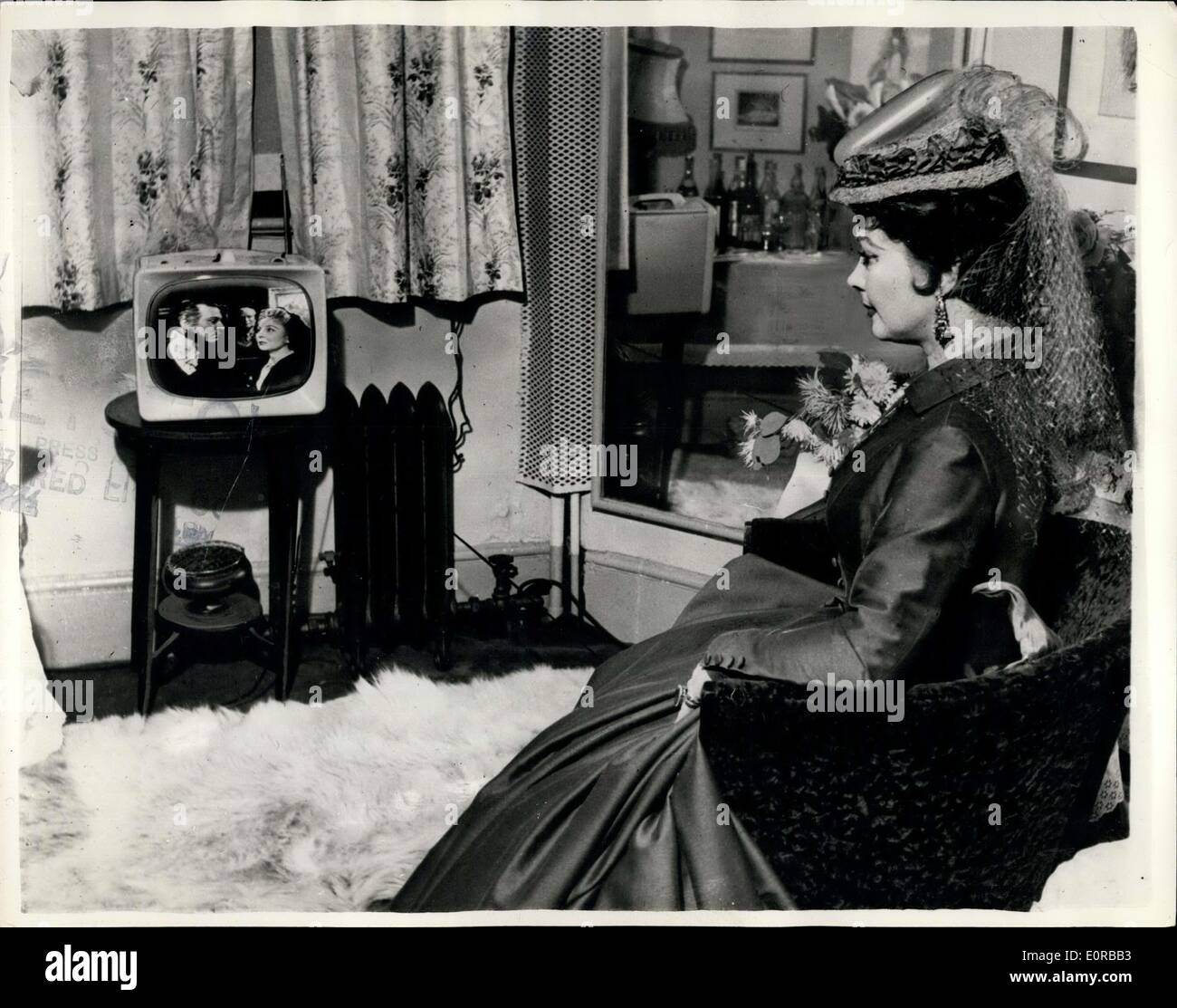 20. November 1958 - Vivien Leigh Uhren Mann TV-Drama-Debüt: Sir Laurence Olivier letzte Nacht machte sein Debüt 1 TV Produktion von Henrik Ibsens spielen '' John Gabriel Borkman'' TV-Drama. Vivien Leigh (Dame Olivier) ihres Mannes Aufführungen auf dem Bildschirm aus ihrer Garderobe im Apollo-Theater, für kurze Zeit beobachtet, die zu den Fernsehstudios gehen konnte. Foto zeigt Vivien Leigh 9Lady Olivier), abgebildet in ihre Garderobe im Zimmer im Apollo-Theater, wo sie in der Lage war, die Leistung ihres Mannes zu sehen, für eine kurze, auf dem Bildschirm erscheint. Stockfoto