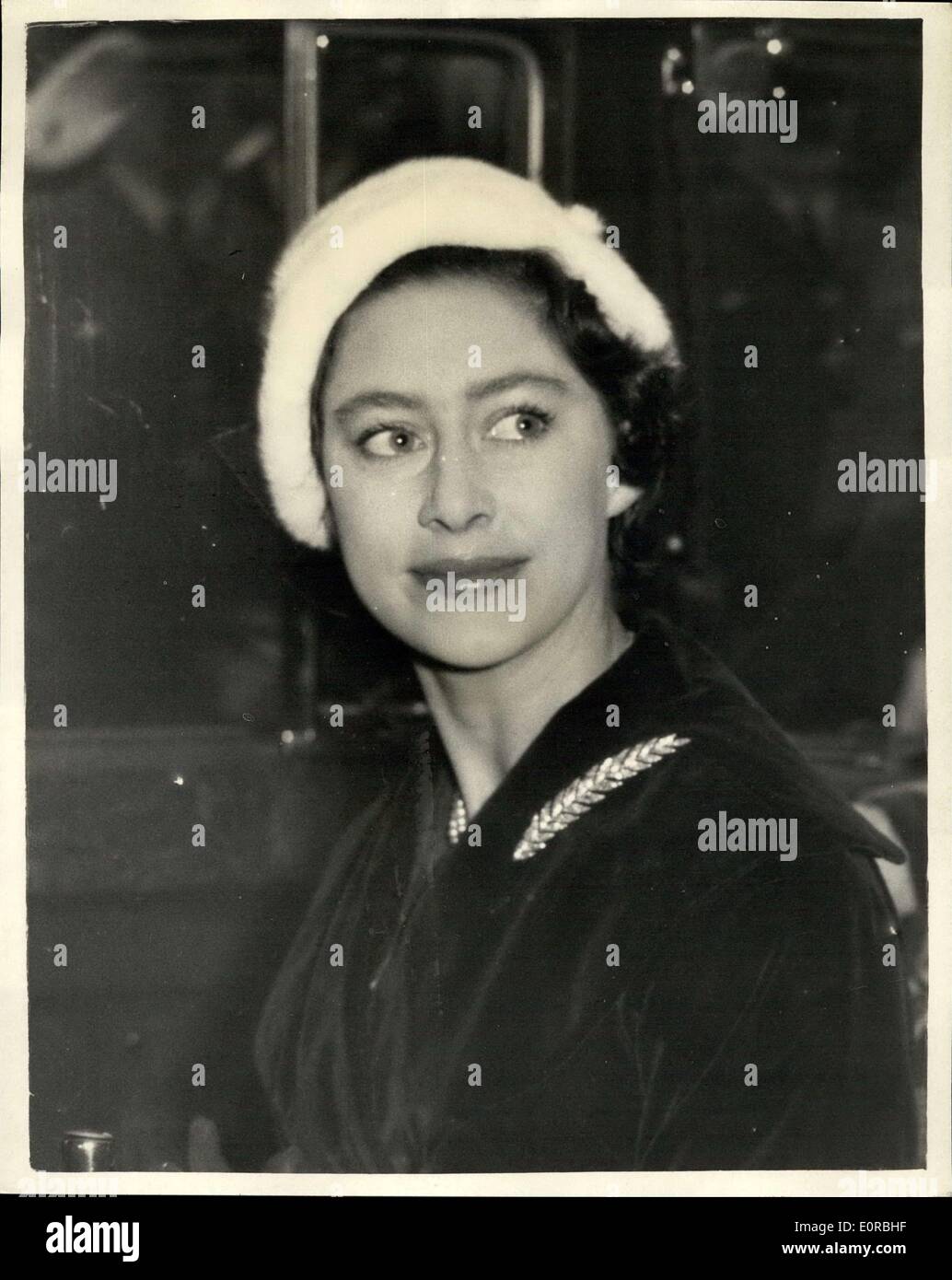 26. November 1958 - Eröffnung des amerikanischen Kapelle in St. Pauls.: HM The Queen und andere Mitglieder der königlichen Familie besuchte heute die Eröffnung der neuen amerikanischen Kapelle in St. Pauls Cathedral. Anwesend war auch Herr Richard Nixon, Vize-Präsident der Vereinigten Staaten... Foto zeigt Prinzessin Margaret abgebildet wenn sie St. Pauls mit dem Auto heute verlassen. Stockfoto