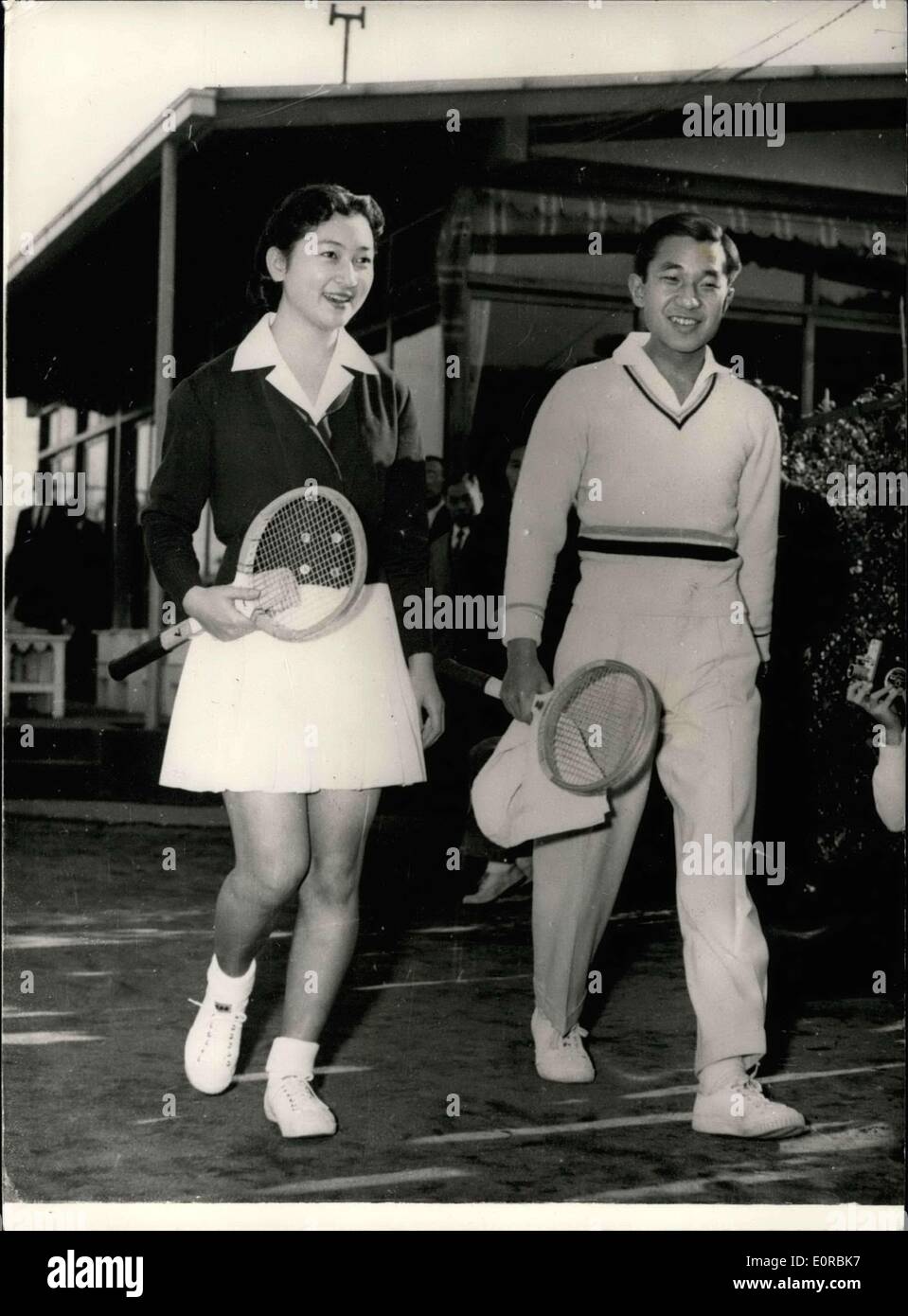 9. Dezember 1958 - Kronprinz Akihito und Verlobte Tennis spielen: Kronprinz Akihito von Japan und seine Verlobte, Miss Michiko Shoda, eine Partnerschaft miteinander im Tennis über das Wochenende an der Tokyo Lawn Tennis Club in Azabu, Tokio. Dies war das erste Mal, die sie seit der Bekanntgabe ihrer Verlobung zusammen fotografiert wurden. Foto zeigt Kronprinz Akihito und seine Verlobte, Miss Michiko Shoda, gesehen auf dem Weg zu den Gerichten für ihre Tennisspiel in Azabu, Tokio. Stockfoto