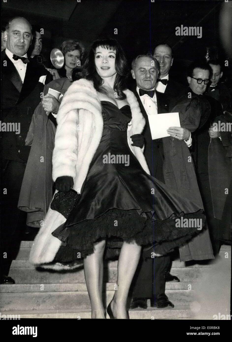 9. Dezember 1958 - Premier des französischen Films '' Les Racines Du Ciel'' gestern in Paris: eine Gala wurde am Palais de Chaillot in Paris gestern Abend für die Premiere von der Verfilmung des berühmten französischen Schriftstellers Romain Gary Roman gegeben: Les Racines du Ciel. Die Dreharbeiten in Äquatorial-Afrika wurde. Juliette Greco hält den größten Teil. Das Foto zeigt Juliette Greco verlassen das Palais de Chaillot. In der Nähe von ihr, (auf der rechten Seite) die Produzentin des Films D.F. Zanuck. Stockfoto