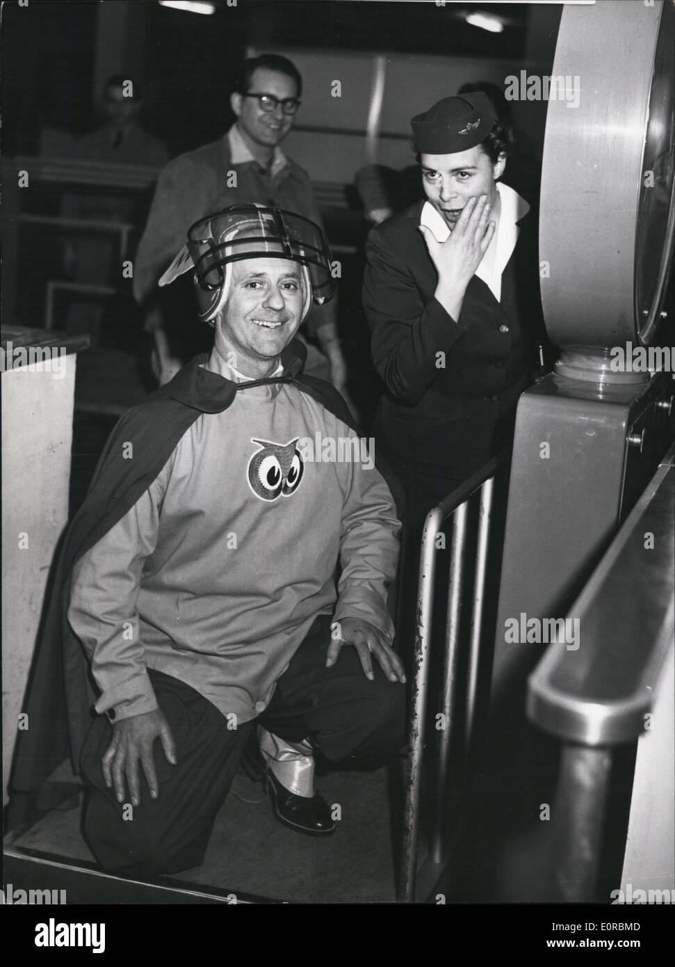 12. Dezember 1958 - auf seiner Reise nach Wars.: Arliss French machten einen kurzen Halt am Düsseldorfer Flughafen. Ein Unternehmen der amerikanischen Seife versprochen hatte diese Reise in den Weltraum an der Person, die mit einer Sammlung von 900 leere Pakete von einer bestimmten Seife Marke auftauchen würde. Da das Unternehmen diese Möglichkeit nicht vorgesehen hatte, fanden sie sich in ein großes Dilemma. Dann entdeckte sie ein wenig Dorf in Deutschland benannt Mars, und schickten es, Herr French, weil der Weg zum Planeten noch nicht gepflastert ist. Stockfoto