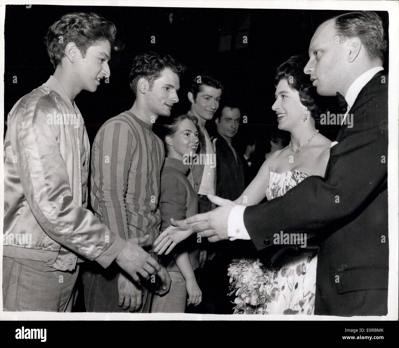 12. Dezember 1958 - sieht Prinzessin Margaret "West Side Story". Bewertungen zu der Unterkunft the Jets.: Prinzessin Margaret lachend '' lesen '' eine Reihe von "Jets" am Her Majesty Theatre - als sie sah, "West Side Story'' neu American Musical. Die "Jets" in der Show sind eine Bande von "echten" amerikanischen, der Kampf mit der Puerto-Ricanischen Bande von "Haie". Die Prinzessin tragen eine neue Frisur. Stockfoto