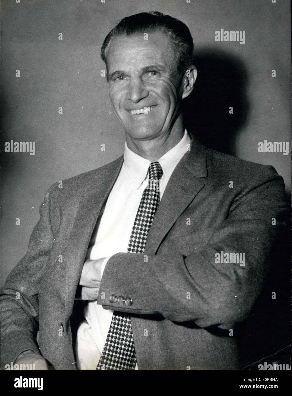 22. Dezember 1958 - Dr. Balke: Er zog die Sets aus seiner Tasche; Der amerikanische Avigation Chirurg Dr. Bruno Balke statt eine modernste Stockfoto