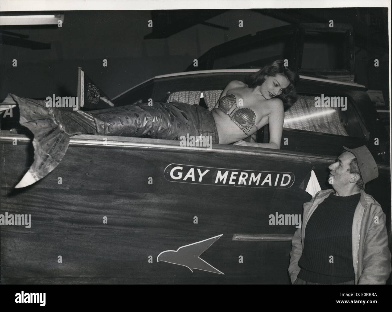 1. Januar 1959 - '' Meerjungfrauen alle ''... Einzigartig auf der Bootsmesse Taufe: eine Zeremonie fand statt im Olympia National Boat Show-am Vormittag-wenn ein Hoseason Boot gebaut, auf der Norfolk-Boards-'' The Gay Meerjungfrau '' getauft wurde. Anwesend war eine schöne Meerjungfrau in Form eines wohlgeformten Yvonne Buckingham- und Bernanrd Milies der beliebte Schauspieler der Mermaid Theatre Trust Fame... Das Foto zeigt Yvonne Buckingham Gnaden '' The Gay Meerjungfrau '' - A Bernard '' Illegible'' Gnaden blickt auf die Olympia heute Morgen. Stockfoto