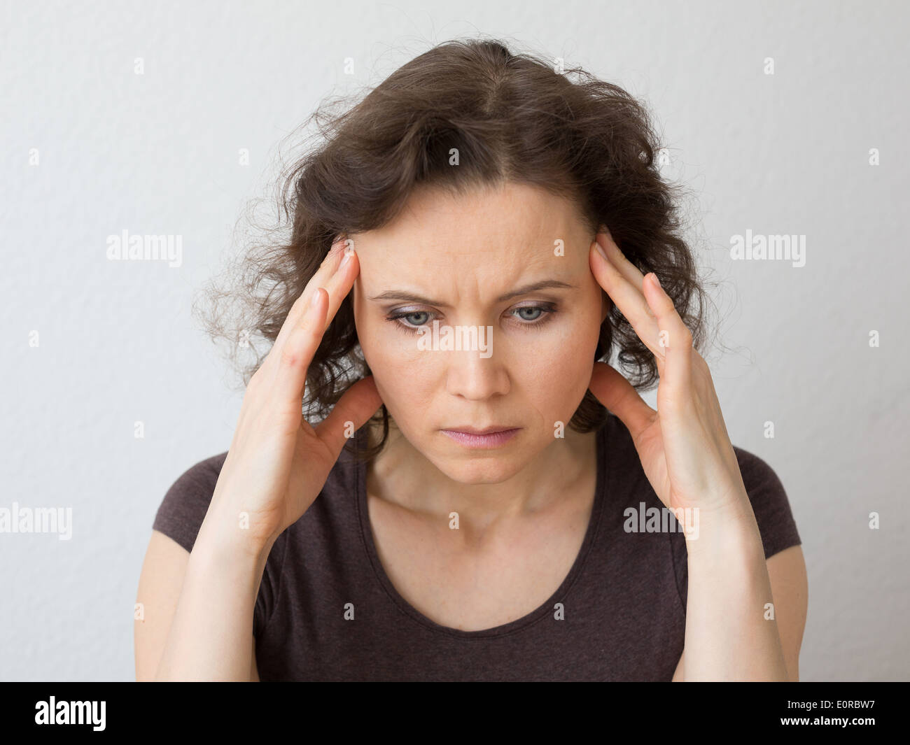 Frau ernst denken Stockfoto