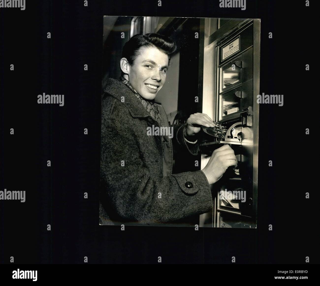 12. Dezember 1958 - klingen Datensatz jetzt auch aus einem Atomaton: bevor der Shop von einem soliden Plattenladen in München gibt es jetzt ein Automat setzen, es möglich für zwei 2 ist, DM-Stück Aufzeichnungen über das populärste Lied derzeit. Ihr nur Peter Kraus, die Film-Schauspieler-Sänger und Haustier alle Teenager bekommt ein Lied des Wettbewerbs. Stockfoto