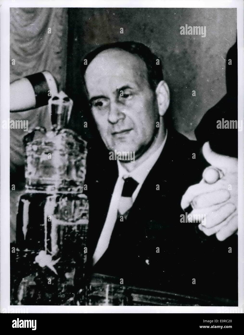 1. Januar 1959 - e.r. Kustel, sowjetische Wissenschaftler und korrespondierendes Mitglied der sowjetischen Akademie der Wissenschaften auf einer Pressekonferenz anlässlich eine erfolgreiche Lancierung des kosmischen Rakete '' 21. Party-Tag " Stockfoto