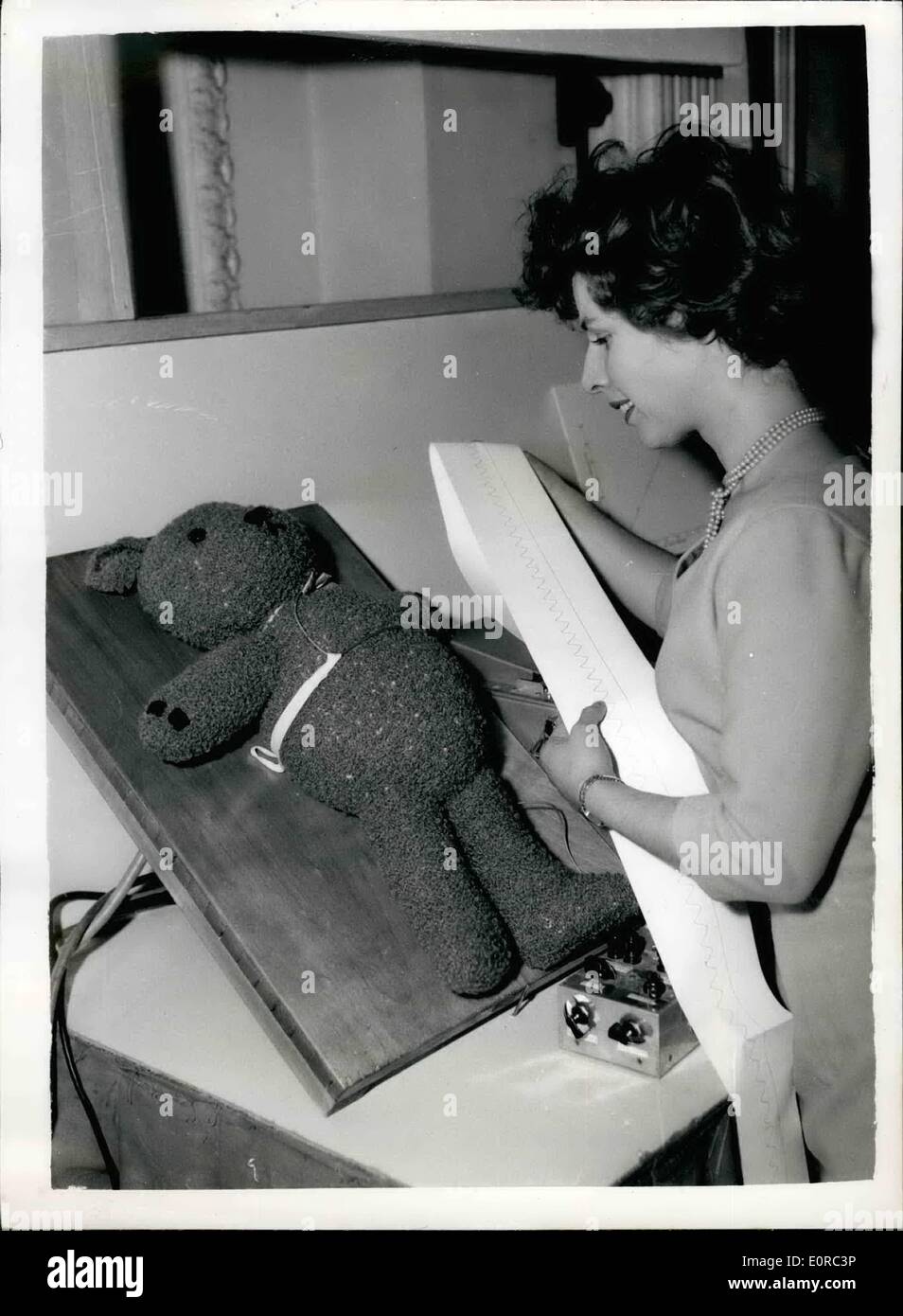 1. Januar 1959 - Physical Society Ausstellung von wissenschaftlichen Instrumenten. '' Teddybär '' - als Baby''... Die physikalische Gesellschaft Ausstellung von wissenschaftliche Instrumente und Apparate - ist jetzt im Gange in der Royal Horticultural Hall, Westminster. Keystone-Fotoshows:-Frau Joan Rose von Cambridge Prüfung ein Gerät zur Untersuchung von fehlerhaften Atmung bei kleinen Babys, von der Universität Abteilung Anästhesie entwickelt. Eine Wanne-e mit Graphit gefüllt ist geschnallt Ac Ross die Brust verlängert oder verkürzt, wie das Baby ein-und atmet Stockfoto