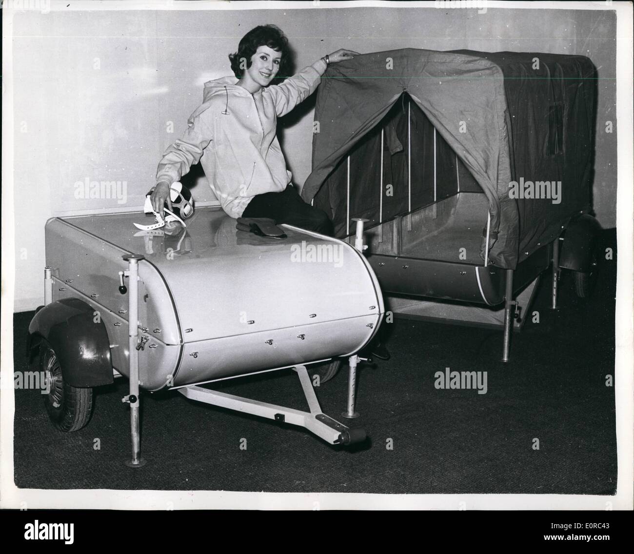 1. Januar 1959 - Vorschau für Camping und outdoor Life Ausstellung Auto Anhänger Zelt: A Preview wurde heute Nachmittag der Camping und Outdoor Life Ausstellung Eröffnung morgen um Olympia statt. Das Foto zeigt Sherrie Ann Scott mit dem Auto Anhänger Zelt für den Einsatz mit jedem Auto noch Motorrad-Kombination. Gefaltet, es ist 4 Fuß lang und erstreckt sich auf einer Länge von 8ft. Es wird bei £94,00 festgesetzt. Stockfoto