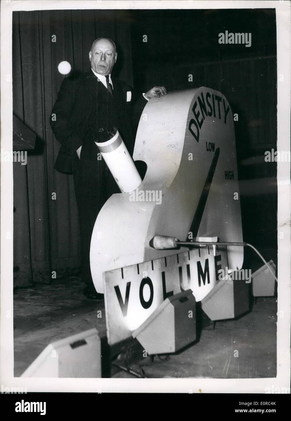 1. Januar 1959 - Faraday Vortrag über '' Automatisierung ''; Dr. H.A. Thomas MSC der Instrumentation und Kontrolle Abschnitt von Unilever Ltd., ist einen Vortrag mit dem Titel "Automation" in der Royal Festival Hall heute geben. Einige der Modelle, die in der Vorlesung - verwendet werden waren dort zu sehen. Foto zeigt Dr. Thomas feuert Tennisbälle her Ma '' Kanone '' ein Teil einer Demonstration für die automatische Steuerung des Gewichts der Bullen der Teig in einer Bäckerei. Dies zeigt, wie automatisch Formen, kam mit Dichteunterschied verändert werden können. Stockfoto