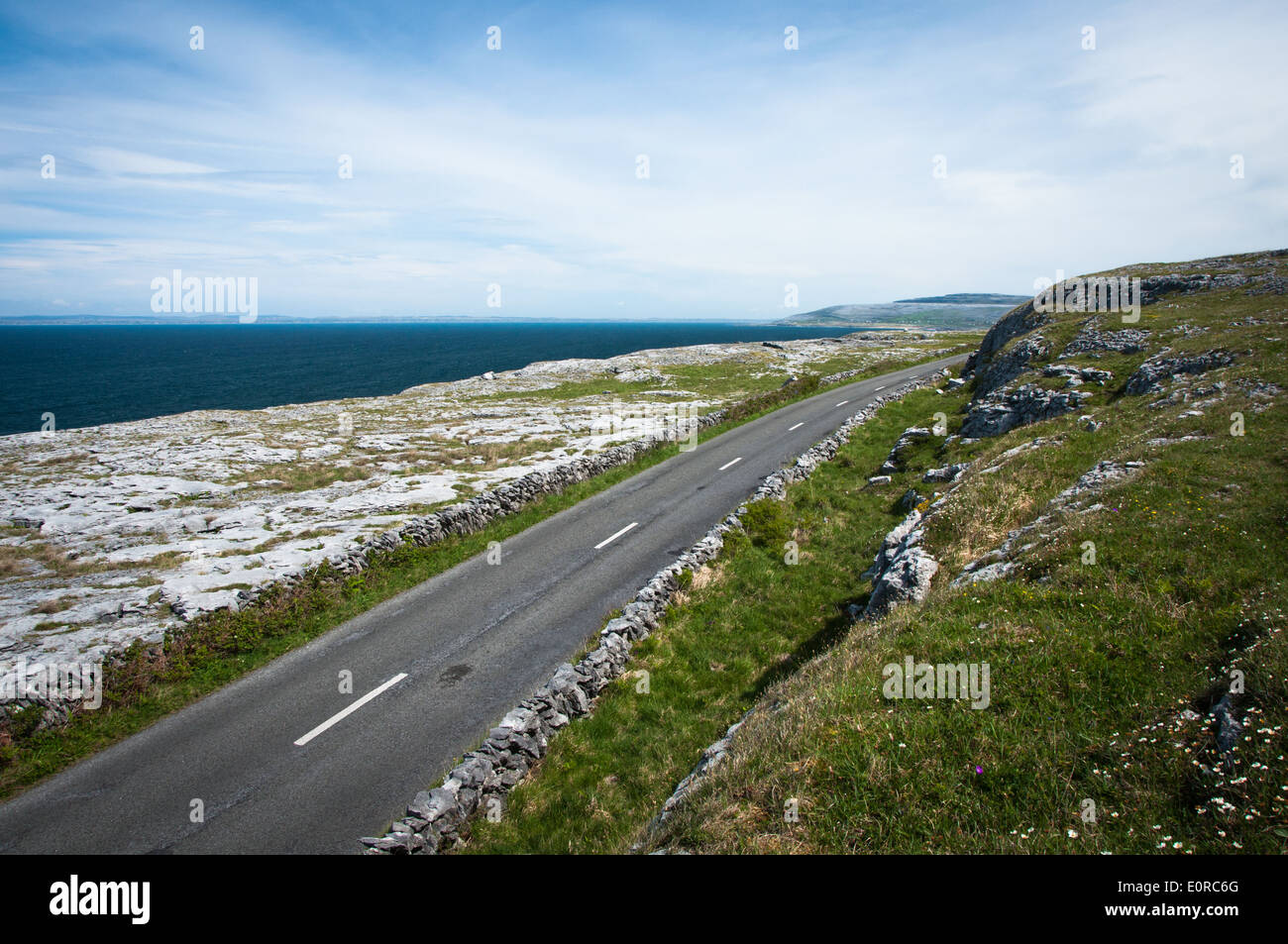 Straßen- und Touring Route aber Burren im County Clare Wilde Atlantik unterwegs an der Westküste von Irland Stockfoto