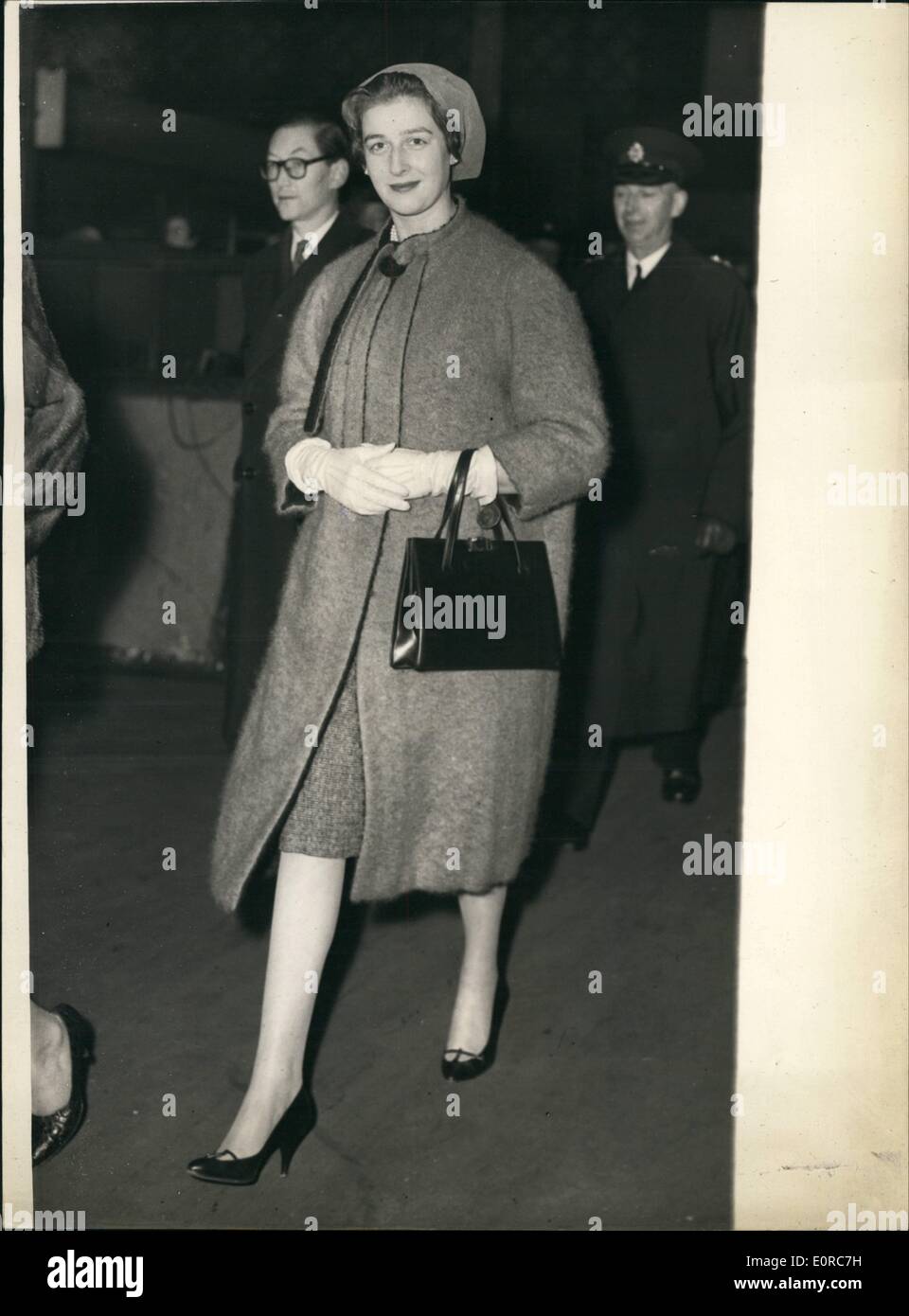 12. Dezember 1958 - Herzogin von Kent Blätter für Sandringham: The Duchess of Kent mit ihren Kindern, Prinzessin Alexandra und Prinz Michael von Kent, links. Liverpool Street Station heute für Sandringham, wo sie mit anderen Mitgliedern der königlichen Familie Weihnachten geöffnet werden. Das Foto zeigt Prinzessin Alexandra an der Liverpool Street Station heute gesehen. Sie feiert ihren 22.. Geburtstag am Weihnachtstag. Stockfoto