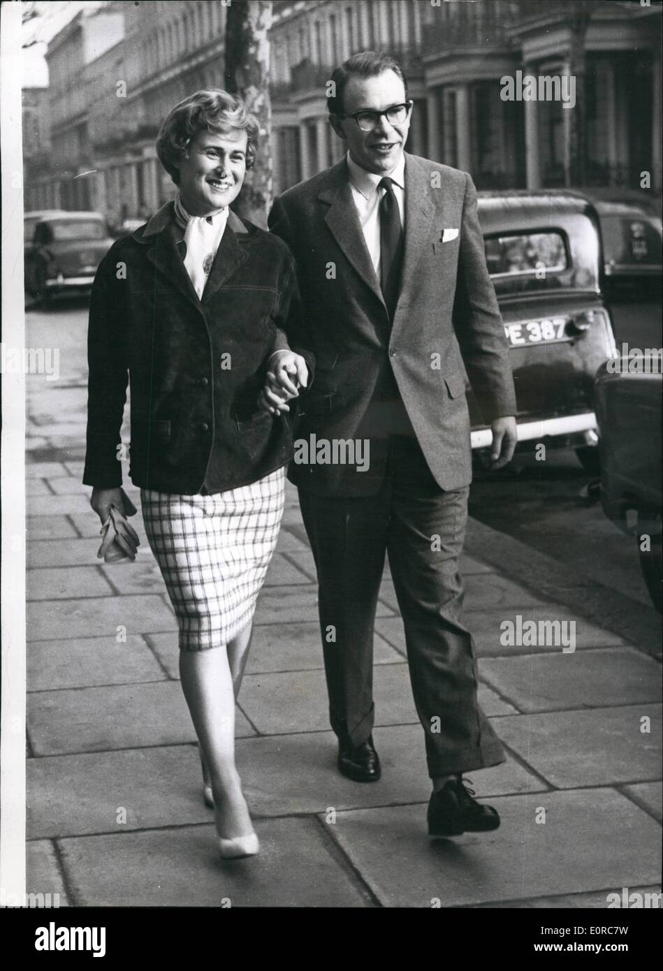 12. Dezember 1958 - beauftragt CHRIS BRASHER, SHIRLEY BLOOMER. Der Olympiasieger Chris Brasher hat mit Miss Shirley Bloomer, der 24-jährige Lawn Tennis-Spieler verlobt. Brasher, wer 30, gewann den Hindernislauf bei Melbourne 1956 und 1957 ist Sportler des Jahres gewählt wurde. Keystone-Fotoshows:-Chris Brasher und seine Braut - Shirley Bloomer - Vormittag zusammen in London sein. Stockfoto
