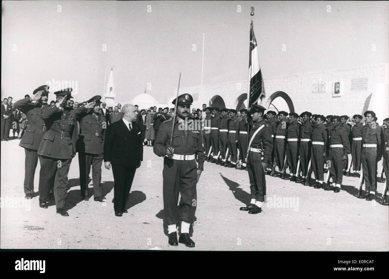 1. Januar 1959 - H.E die Premierminister von Italien, Amintore Fanfani Inspektion der Ehrengarde und gefolgt von der westlichen Wüste Gouverneur und Vorgesetzten Offiziere, als er kam, die neue italienische Friedhöfe an Al Alamein einweihen. Stockfoto