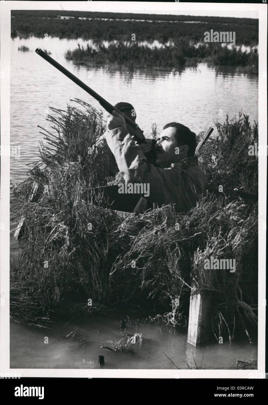 1. Januar 1959 - die libanesische Premier ein hervorragende Sportler die Ente auf Lake Mariout schießen. Ne Pict Stockfoto
