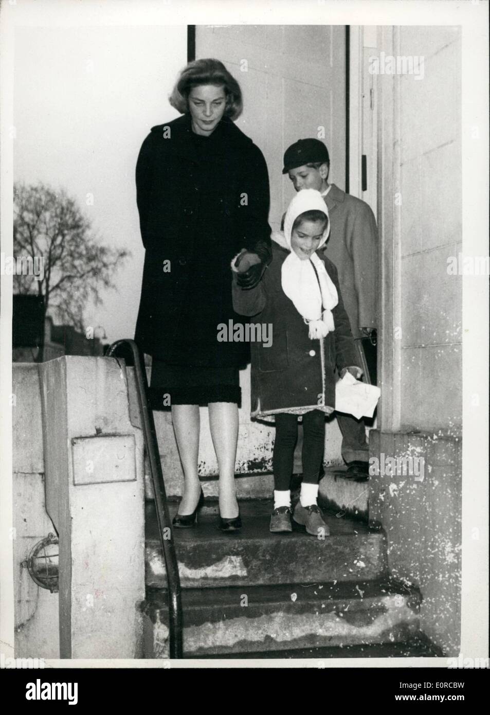 1. Januar 1959 - begleitet Lauren Bacall ihre Kinder zur Schule. in London. Lauren Bacall, wer hier einen Film zu machen und wer plant, ihren ständigen Wohnsitz in London zu machen. war gestern zu begleiten ihre beiden Kinder, Stephen (10) und Lesley (6), die amerikanische Schule, Gloucester Gate, Regents Park zu sehen. Ihre Heimat ist in Cadogan Square. Keystone Foto Hinweis: Gut verpackt gegen die Kälte in London. Lauren Bacall mit Stephen und Lesley am Weg zur Schule. JSS/Keystone Stockfoto