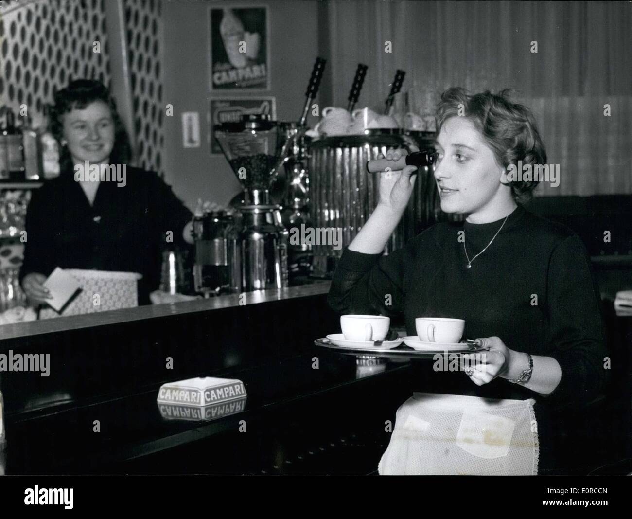 1. Januar 1959 - '' bitte anrufen mich '' gehört der Vergangenheit: die technische Neuheit in einem Hotel in Wien ist eine kabellose Installation für das Gespräch, das die Stelle des alten Haus-Telefon übernommen hat. Jeder Gast in diesem Hotel, für eine dringende Nachricht wartet, muss nicht sitzen es seinen eigenen Raum mehr, sondern kann Nove über im ganzen Haus, denn mit der tragbaren drahtlosen Apparator in Miniatur er die Nachricht in jedem Zimmer des Hotels bekommen kann. Diese neue Installation erwies sich als um sehr gut zu sein, und es ist ein Spaß für die Gäste Stockfoto