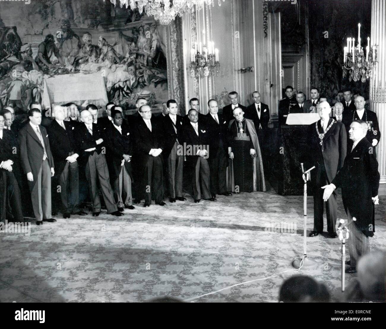 Charles De Gaulle erhält Präsidentschaft von Rene Coty Stockfoto